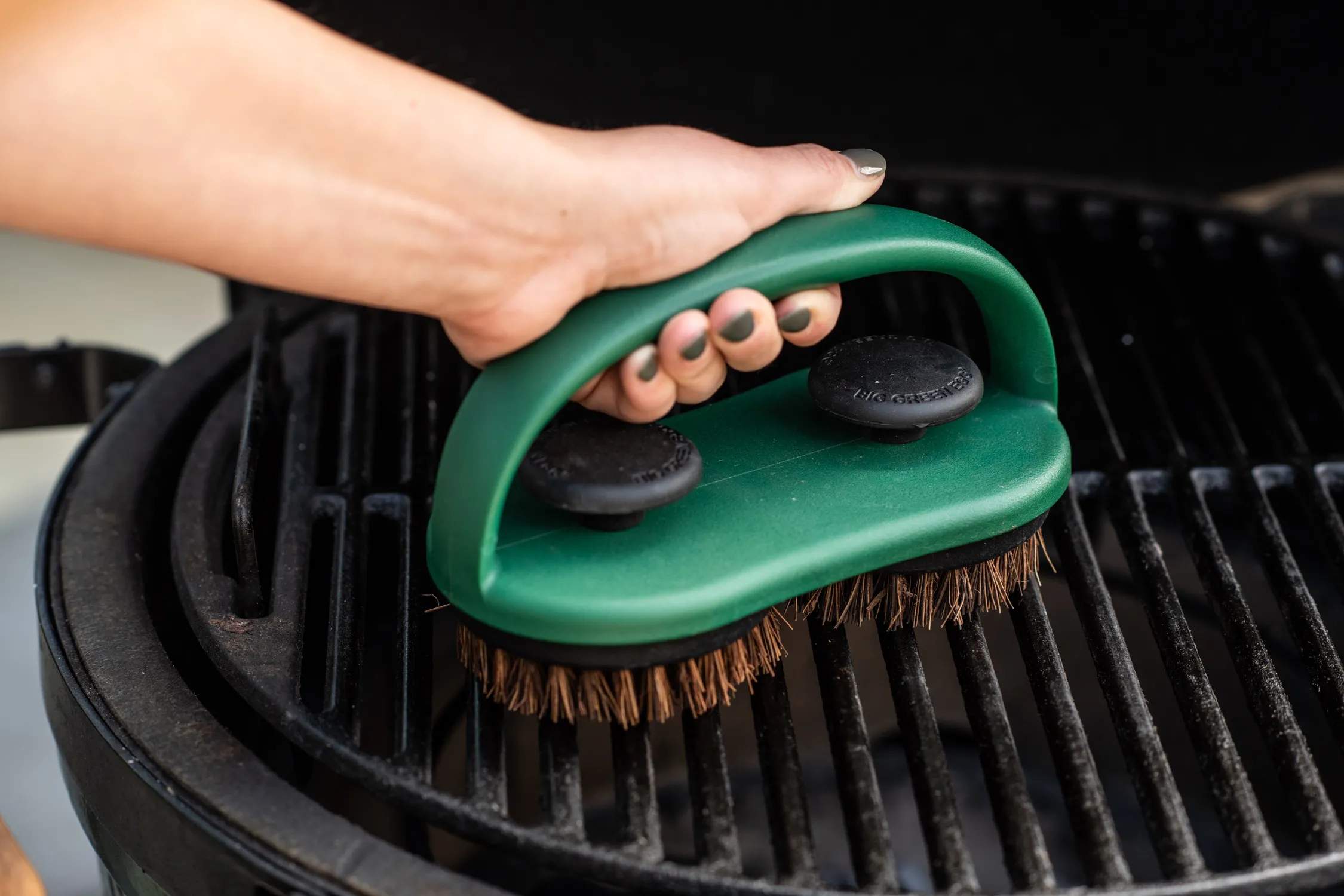 Big Green Egg Øvrigt grilltilbehør EGG tools Dobbelt Grillbørste i Grøn, 2