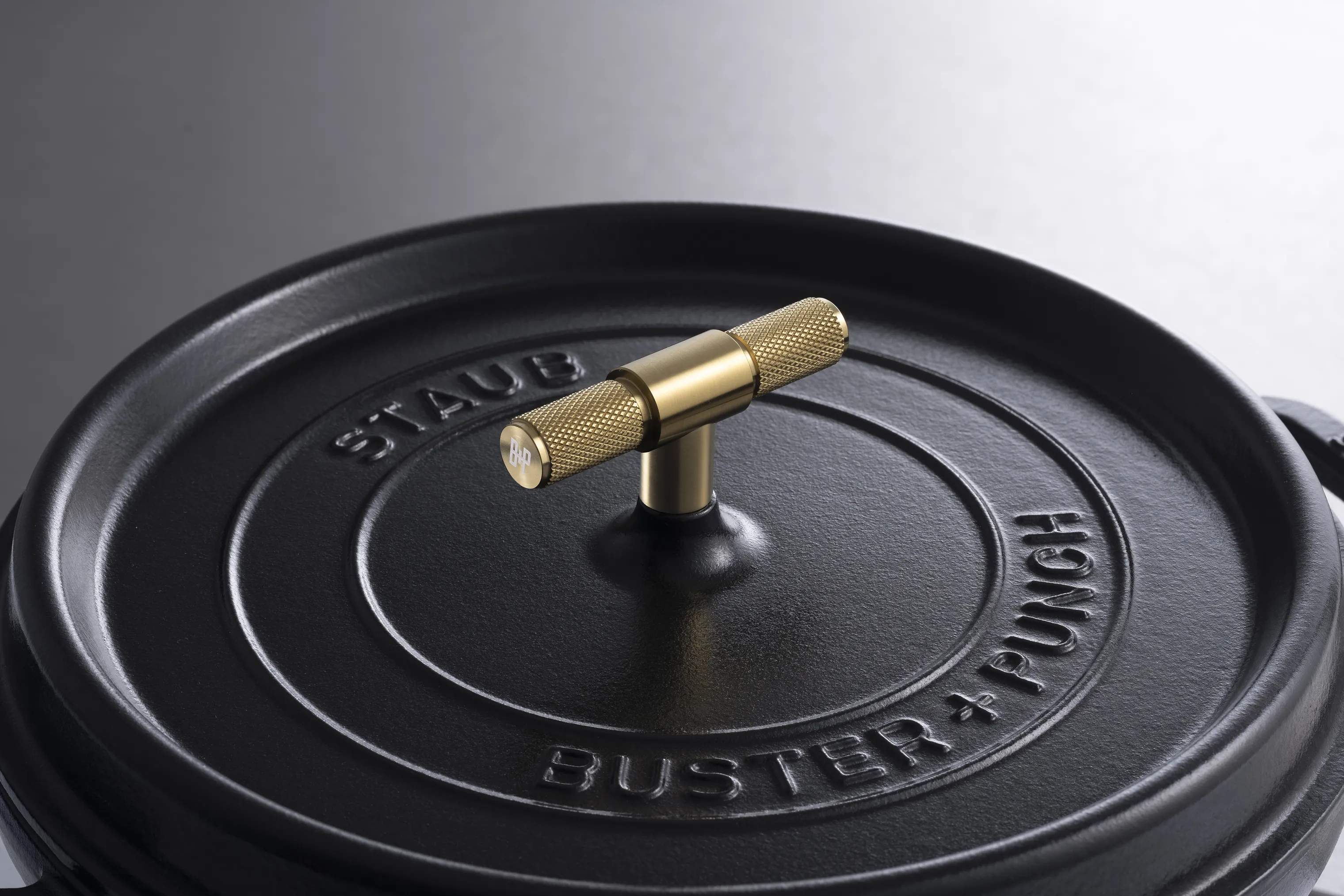 Staub Stegesøer Buster & Punch La Cocotte i Sort/messing, 6.75 L, 3