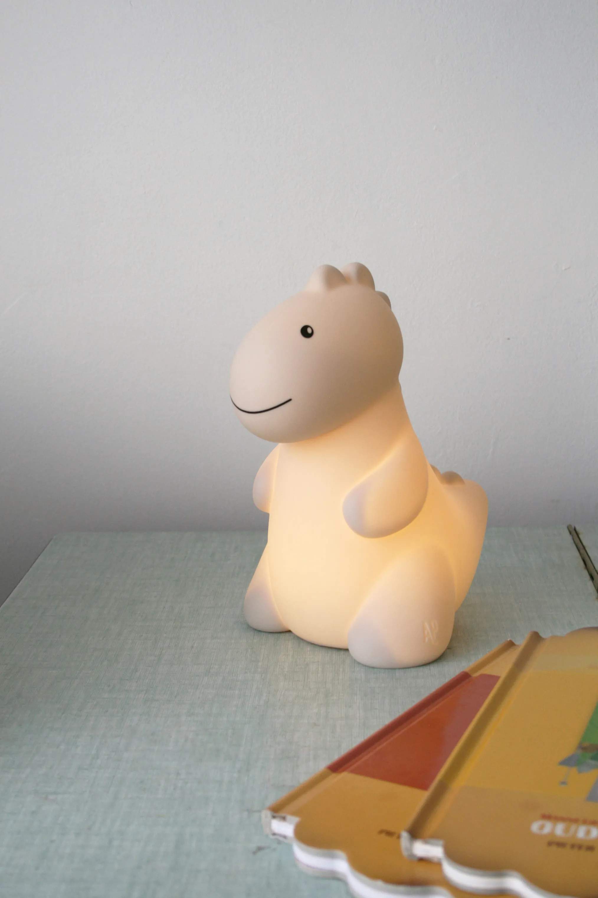 Atelier Pierre Junior Bordlamper Jéroom Bordlampe - Dinosaurussen Jeroom i Sand colour, 20 cm, 2