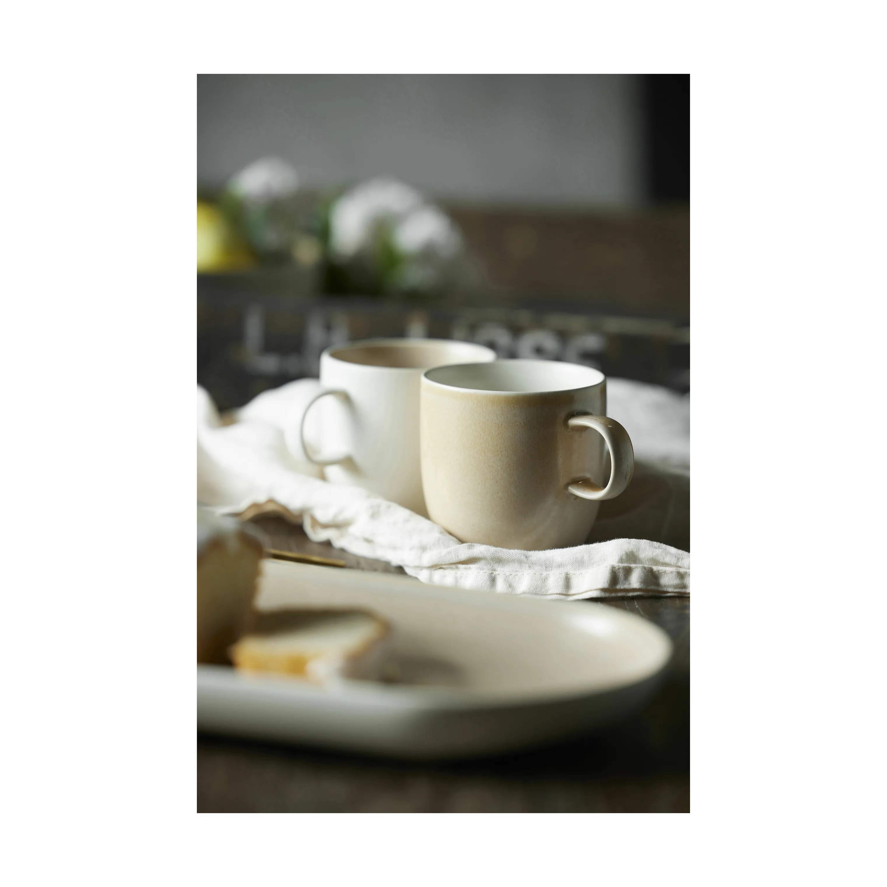 Studio Round Krus og kopper med hank North Krus i Matte sand/matte white, 3