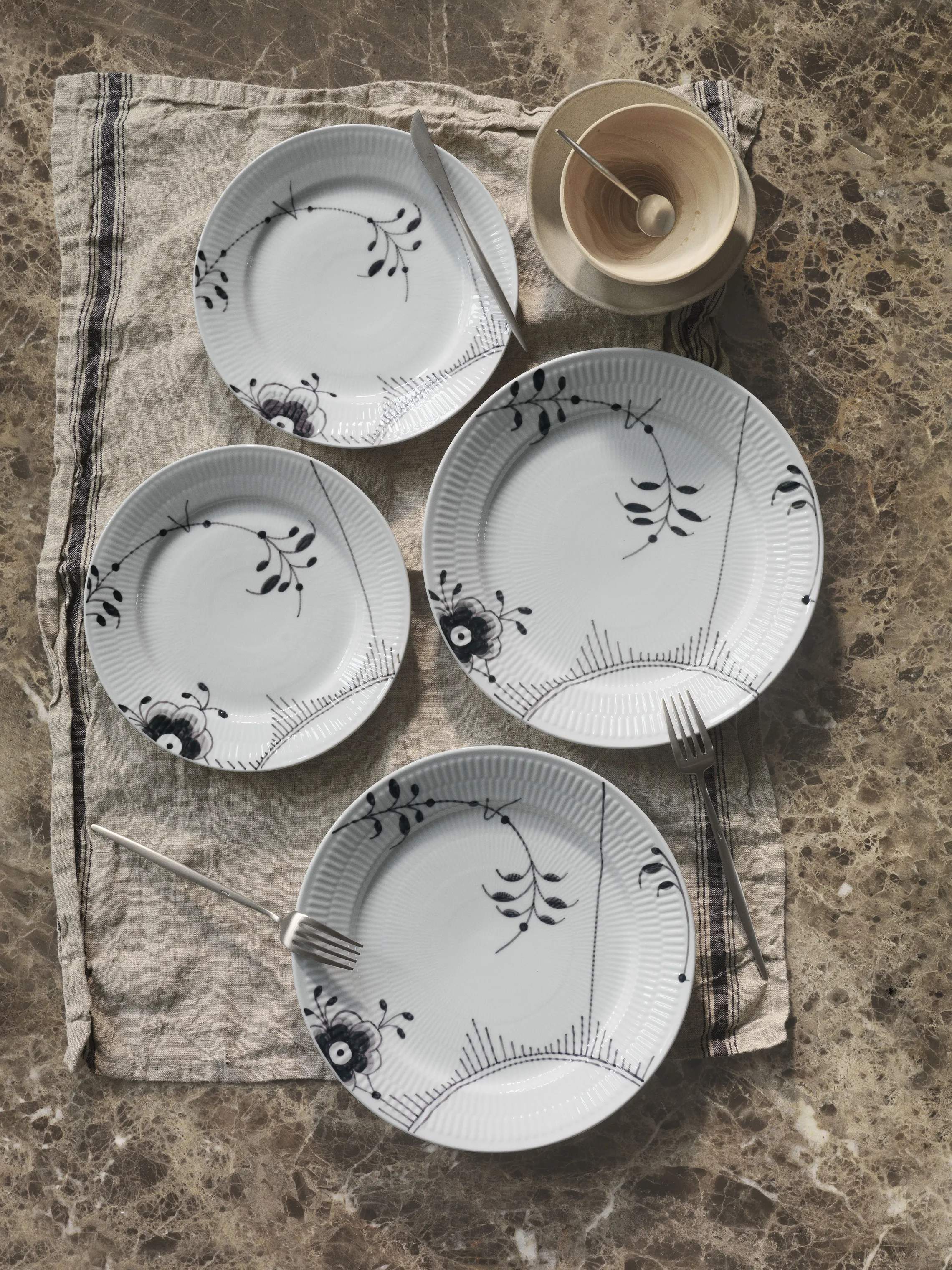 Royal Copenhagen Middagstallerkener Sort Mega Riflet Middagstallerken #2 - 2 stk. i Sort/hvid, 27 cm, 2