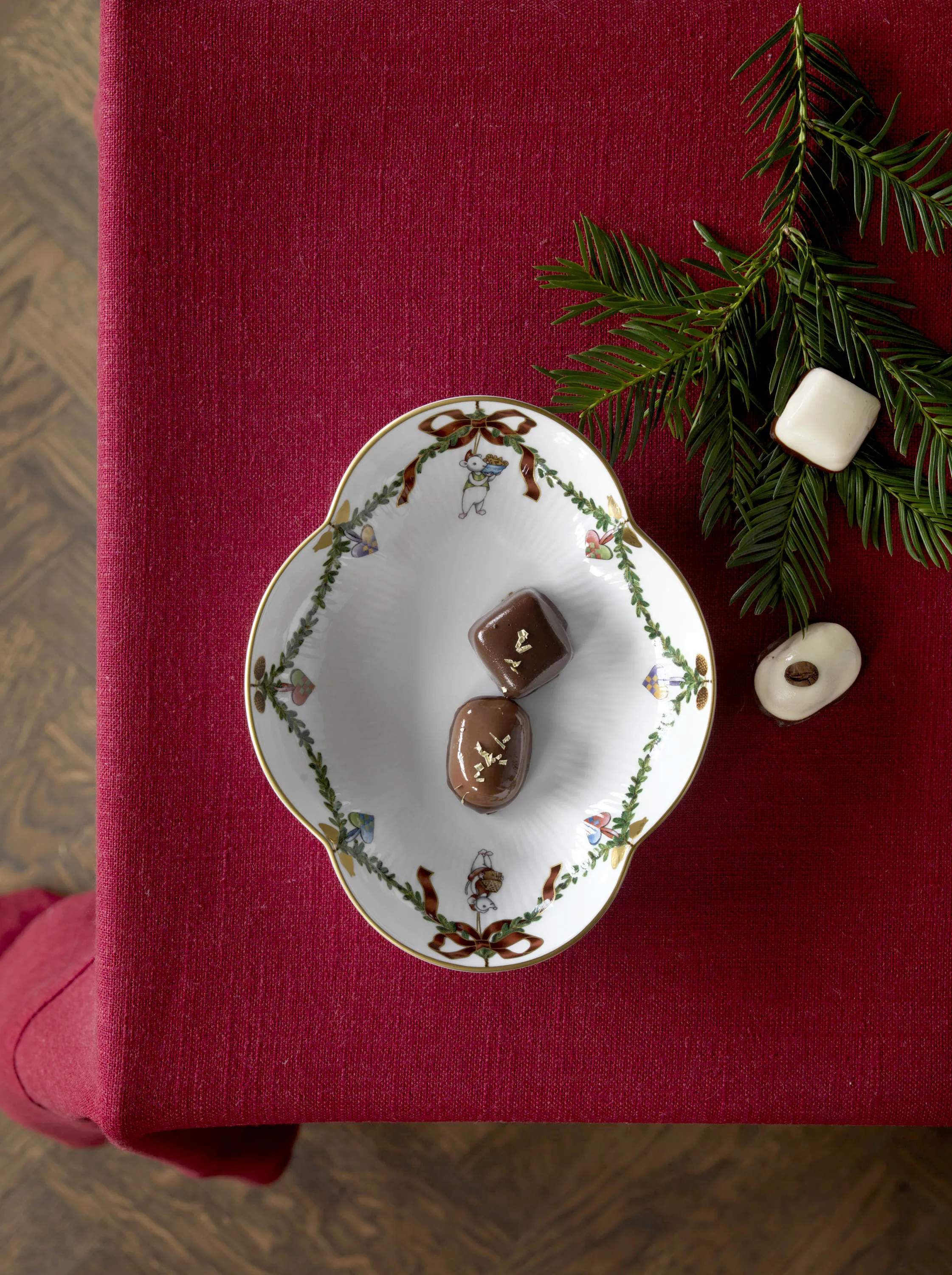 Royal Copenhagen Serveringsfade Stjerne Riflet Jul Fad i 17,5 cm, 2