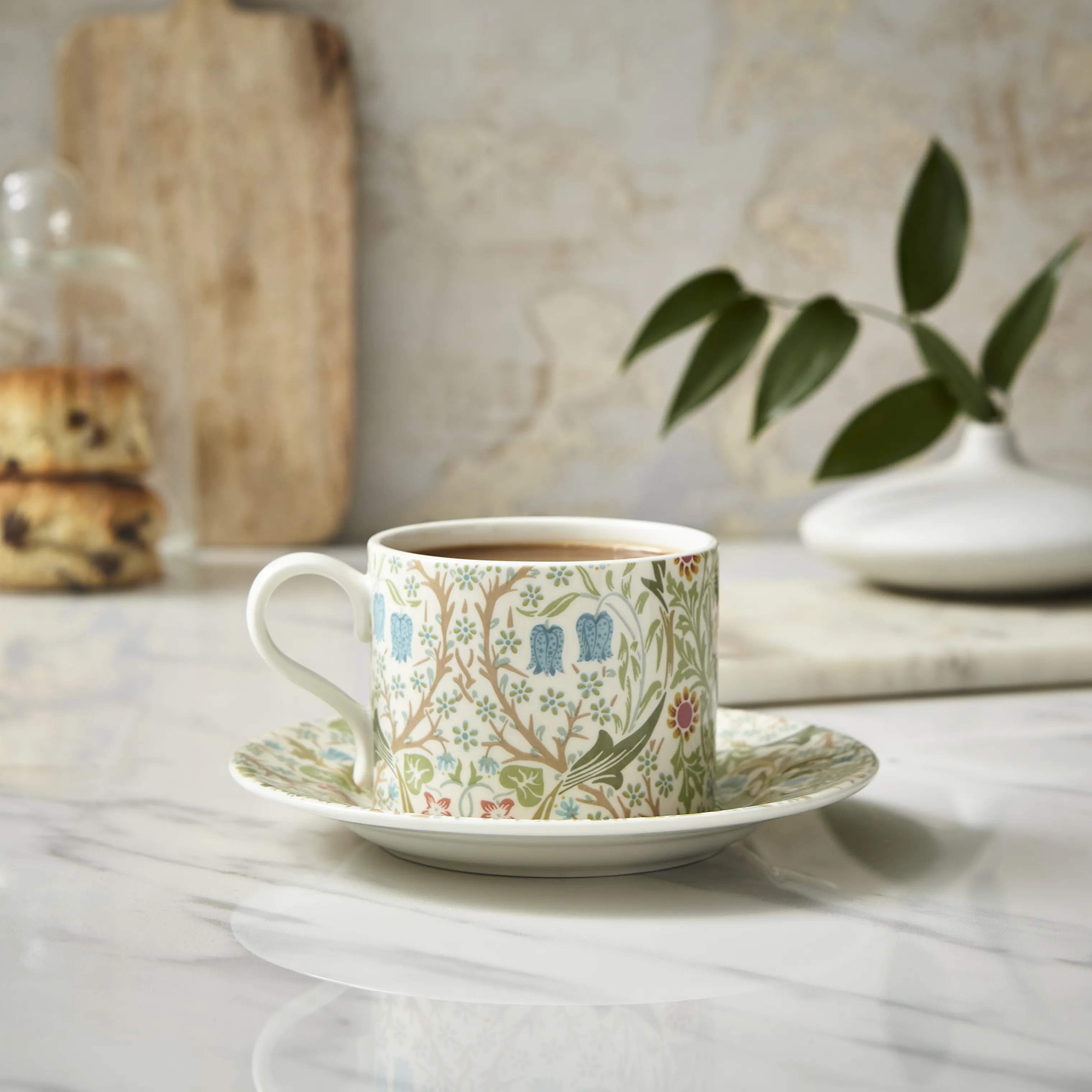 Spode Krus og kopper med hank Morris & Co Tekop m. underkop i Lyserød/Grøn/blå, 2