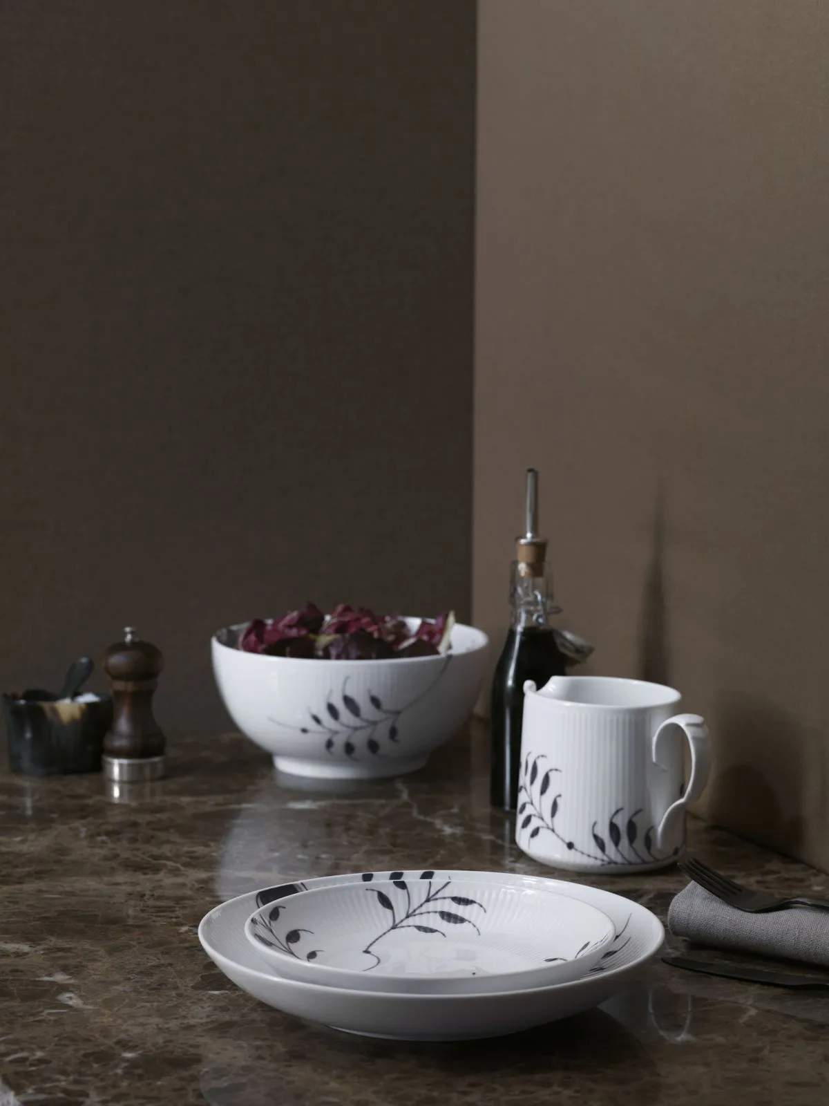 Royal Copenhagen Serveringsskåle Sort Mega Riflet Skål i Sort/hvid, 21 cm, 2