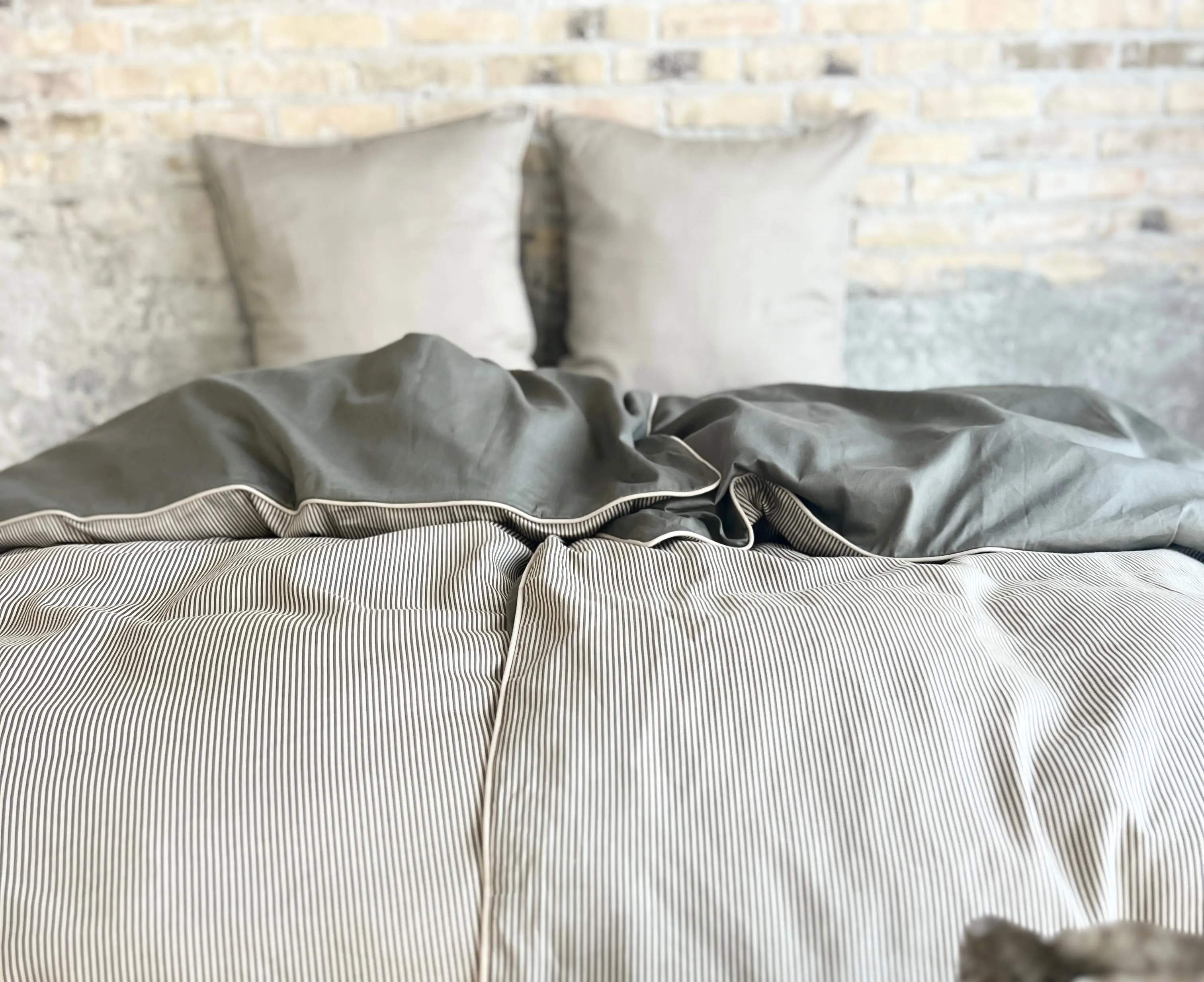omhu Sengetøj Pin Stripe Sengetøj i Olive/Sand, B140 x L200 cm, 3