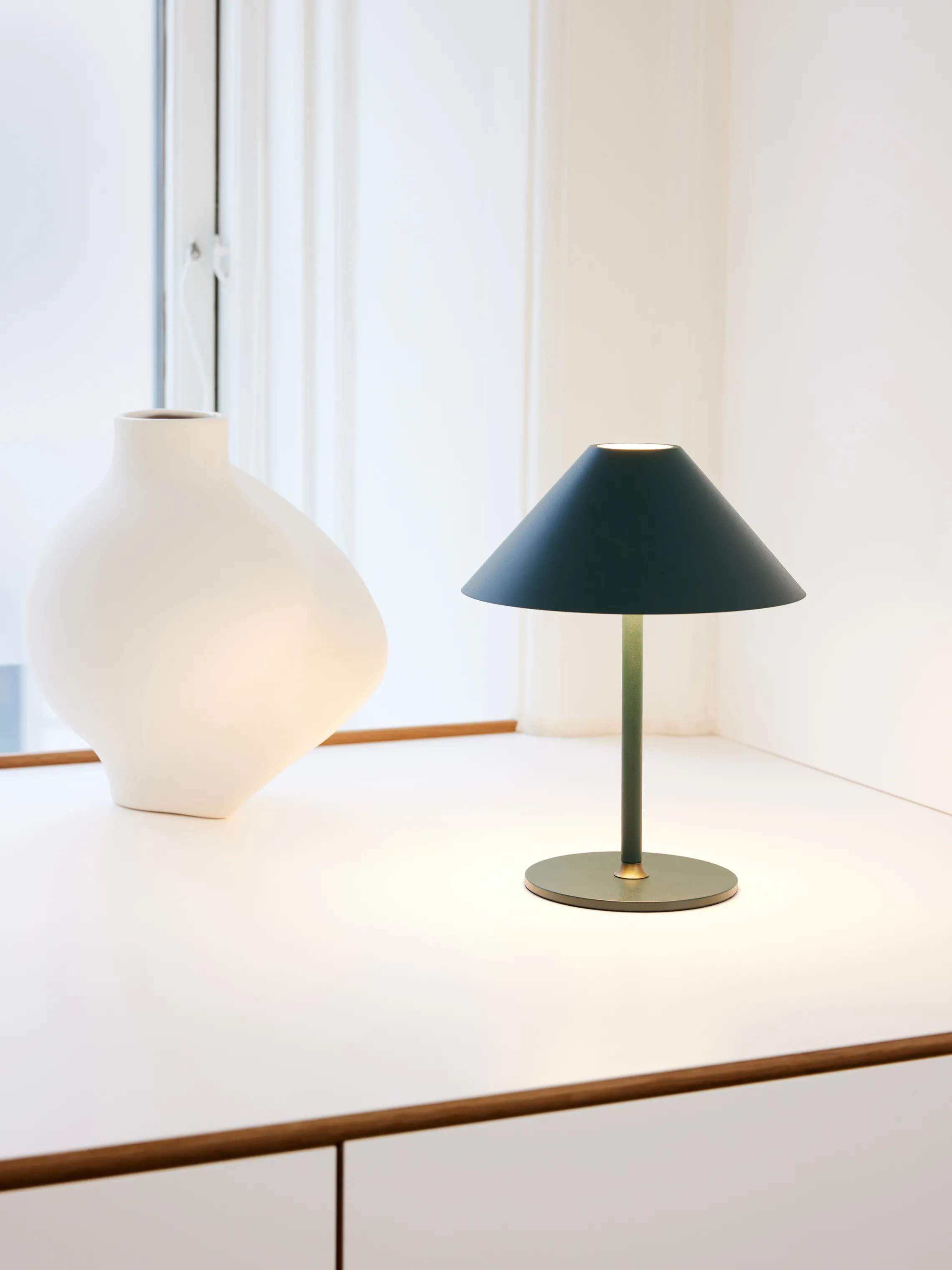 Halo Design Bordlamper Hygge Bordlampe i Mørkegrøn, 2