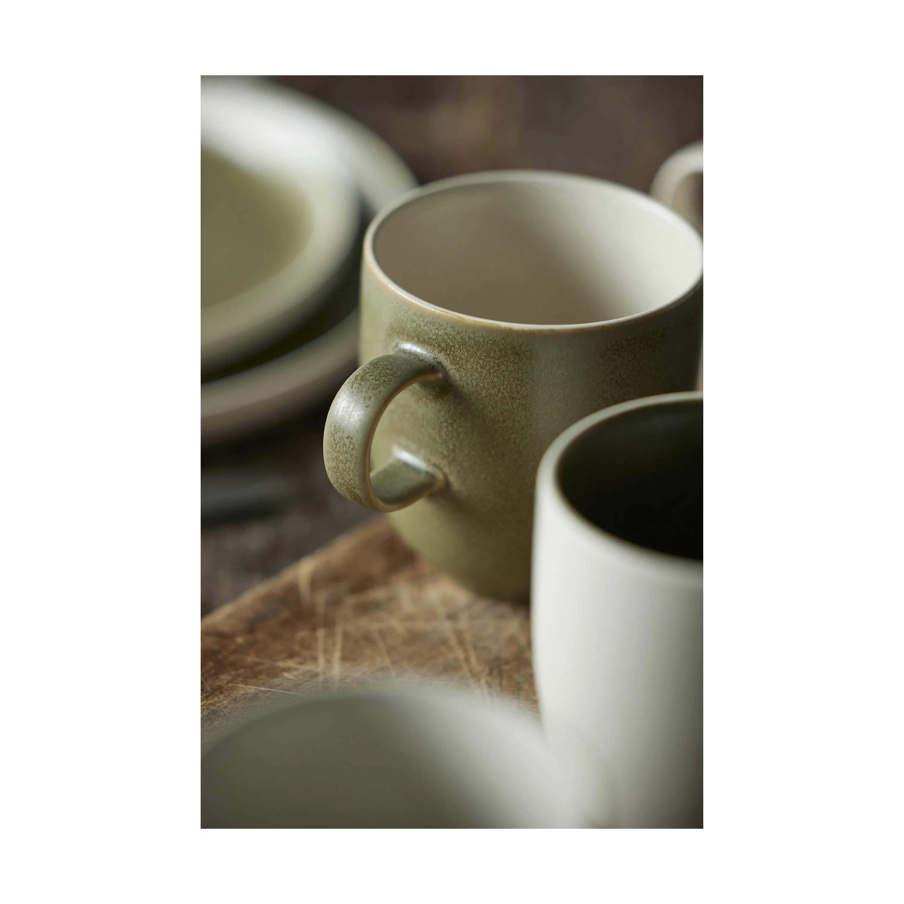 Studio Round Krus og kopper med hank North Krus i Matte moss/matte white, 3