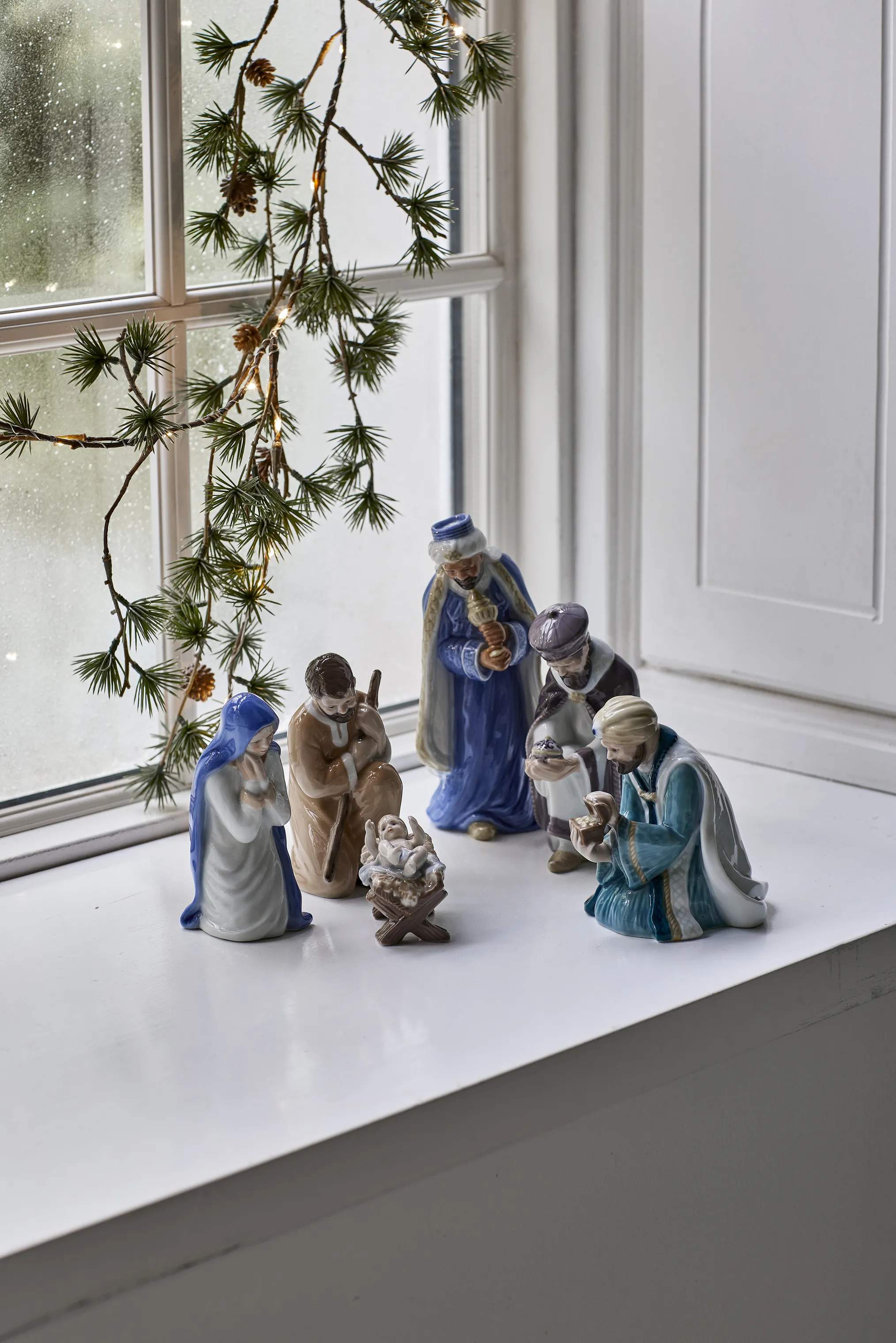 Royal Copenhagen Julefigurer Figurine Krybbespil - 3 dele i Hvid/blå/brun, 2