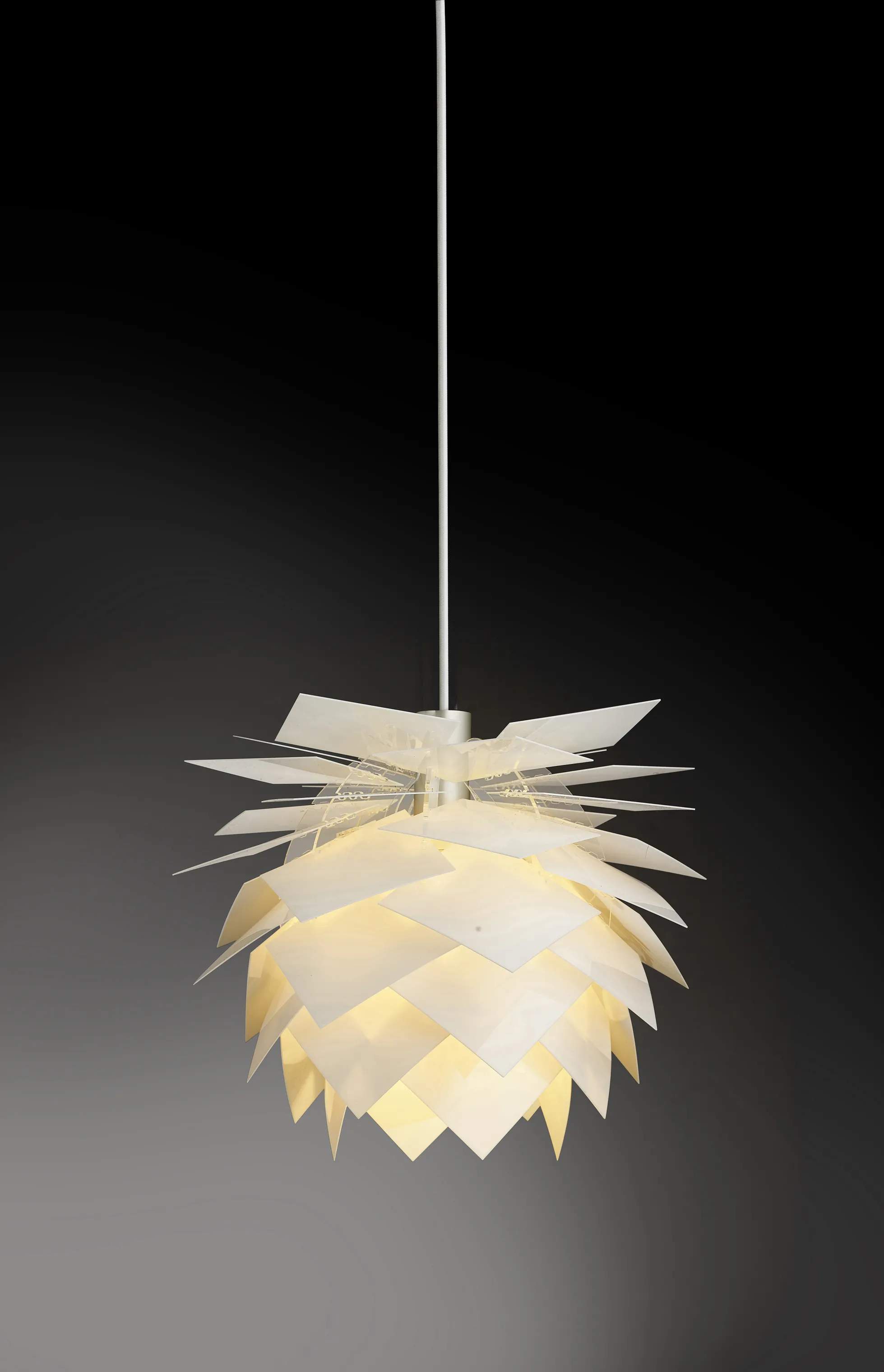 Dyberg Larsen Pendler PineApple Pendel i Hvid, 35 cm, 2