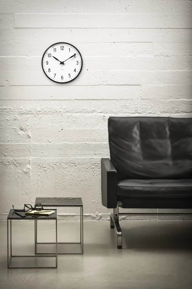 Arne Jacobsen Vægure Station Vægur i Sort/Hvid, 29 cm, 2