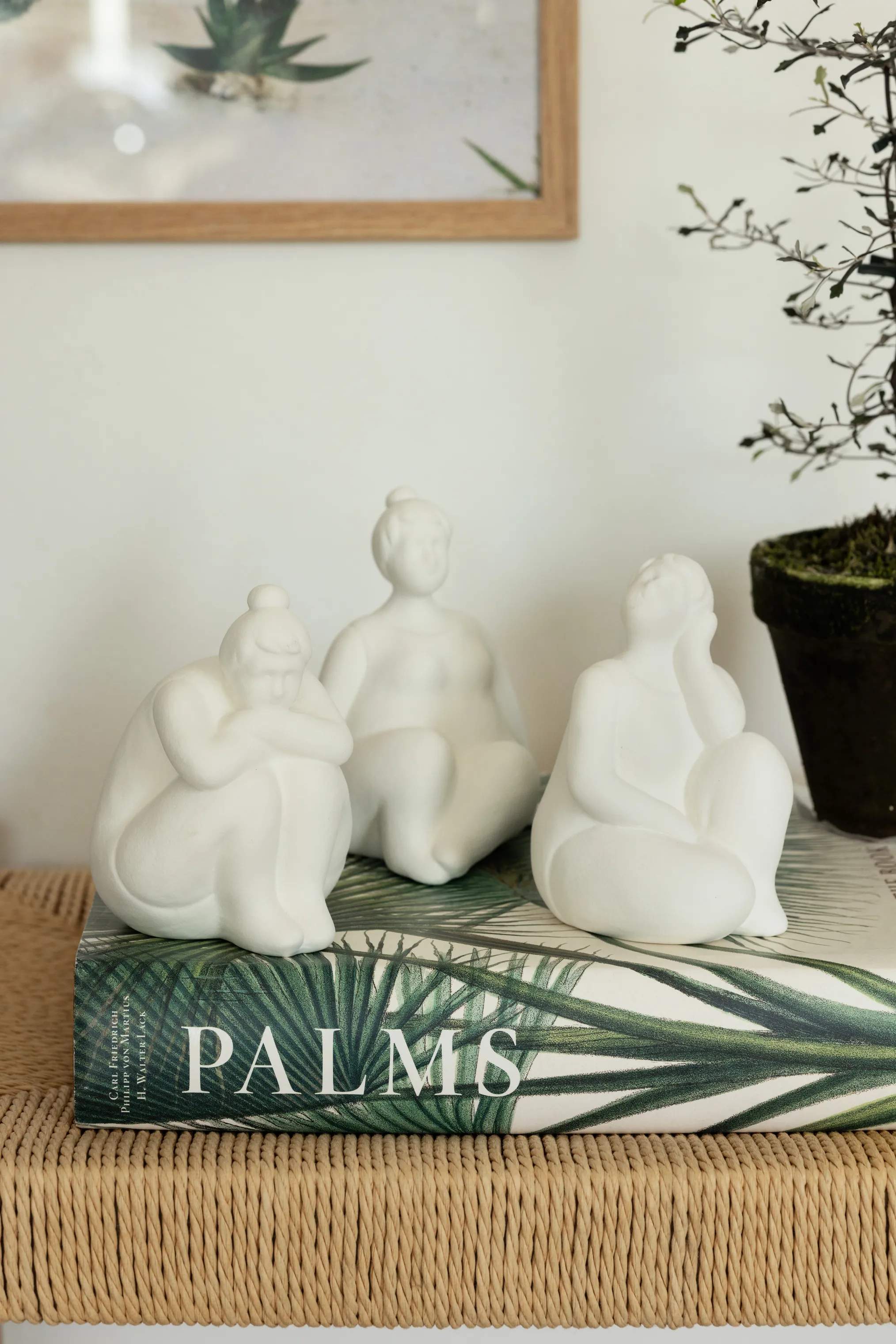 CASA Living Øvrige figurer Figur - Dame i Siddende dame med åbent kropssprog, 2