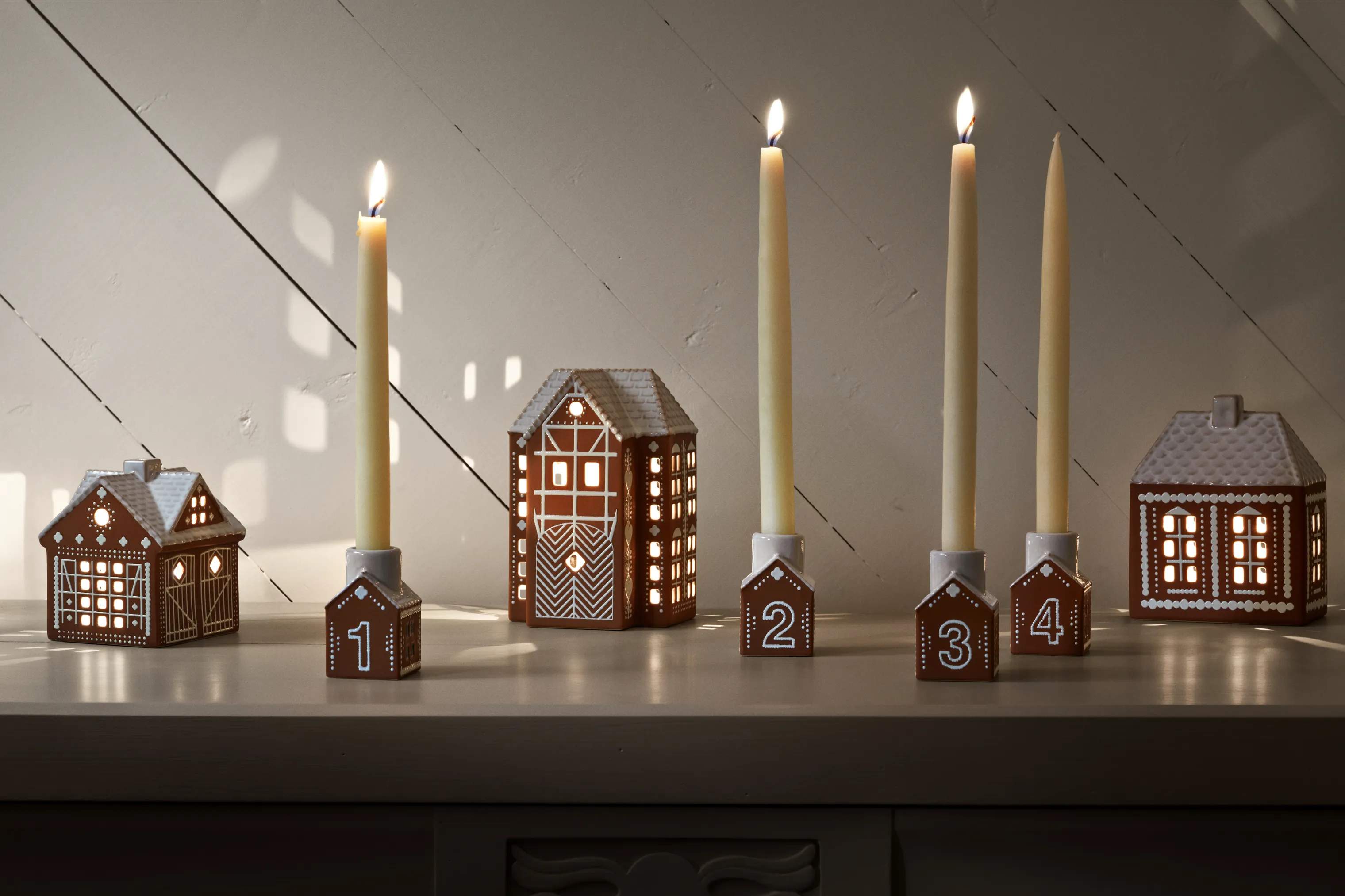 Kähler Jule- og adventsstager Gingerbread Lyshus Julestald i Brun, 2