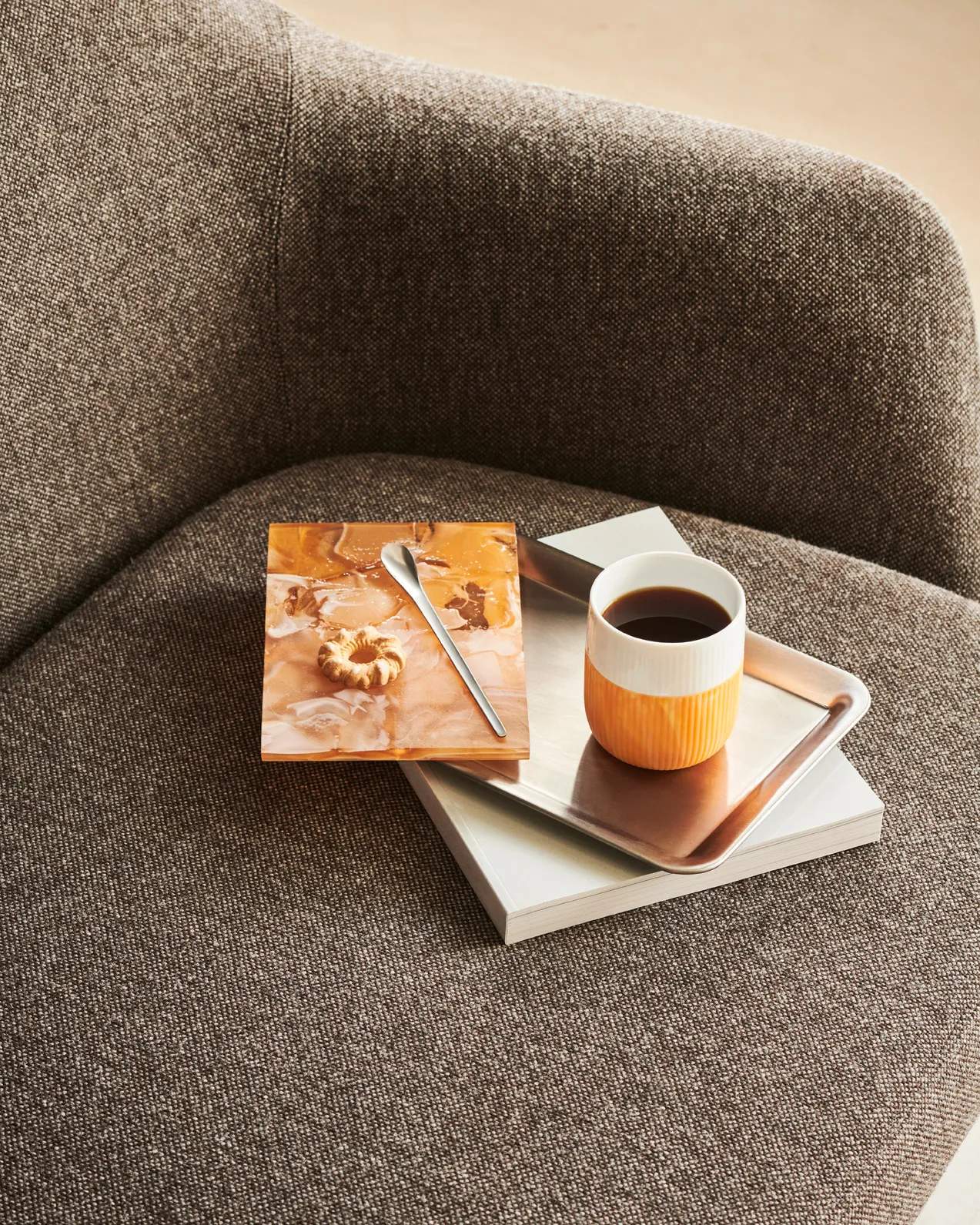 Royal Copenhagen Krus og kopper uden hank Riflet Contrast Marble Krus i Fiery Yellow, 2