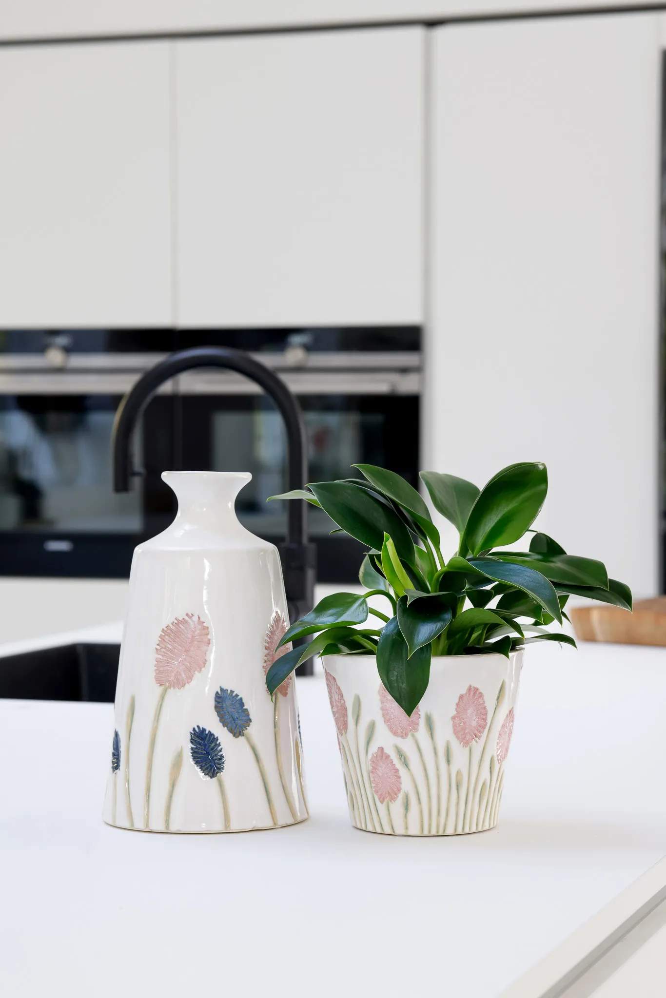CASA Living Urtepotteskjulere Urtepotte i Hvid m rosa tulipaner, 2