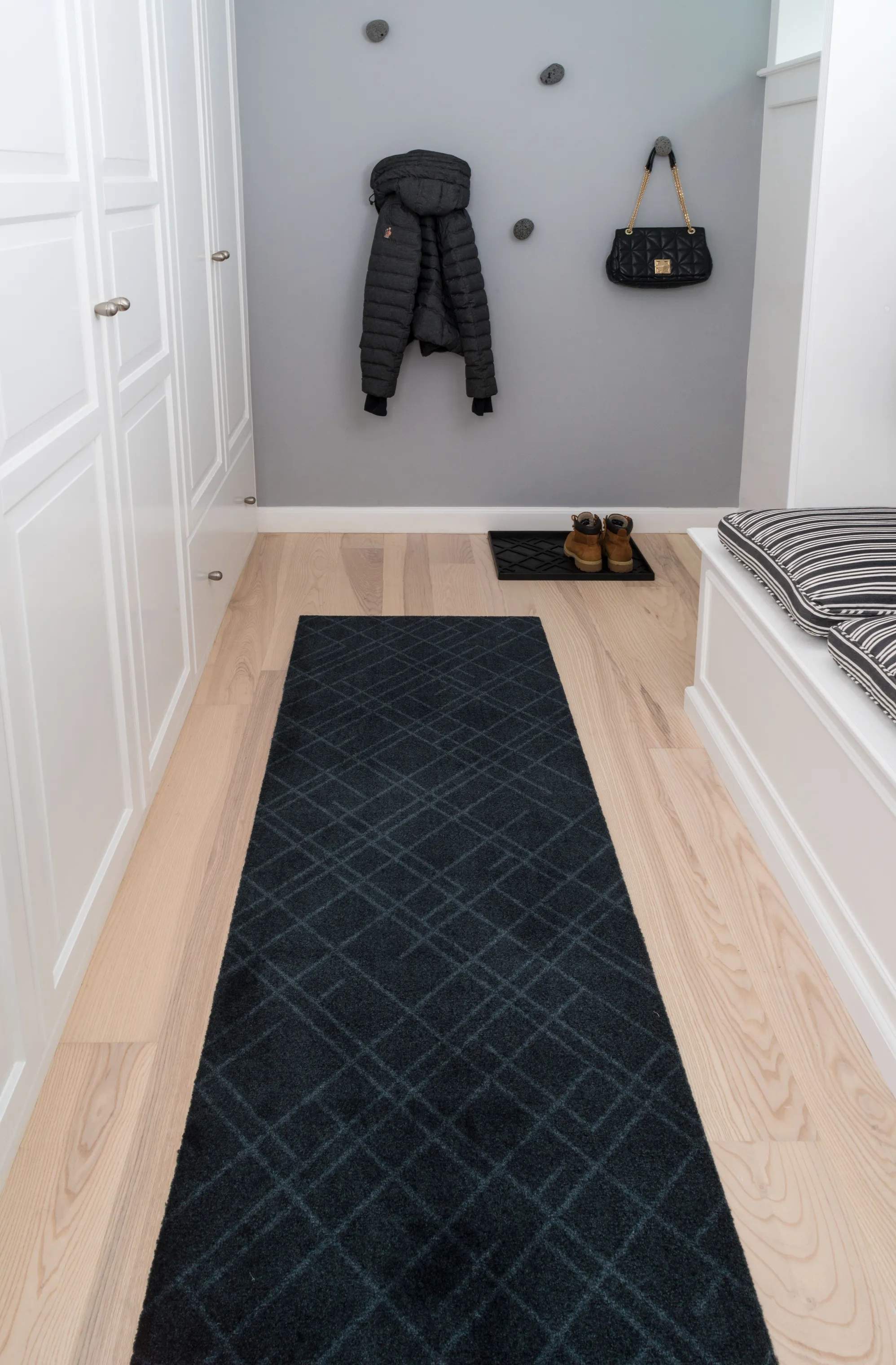Tica Copenhagen Dørmåtter Lines Gulvmåtte i Sort/grå, B67 x L200 cm, 3