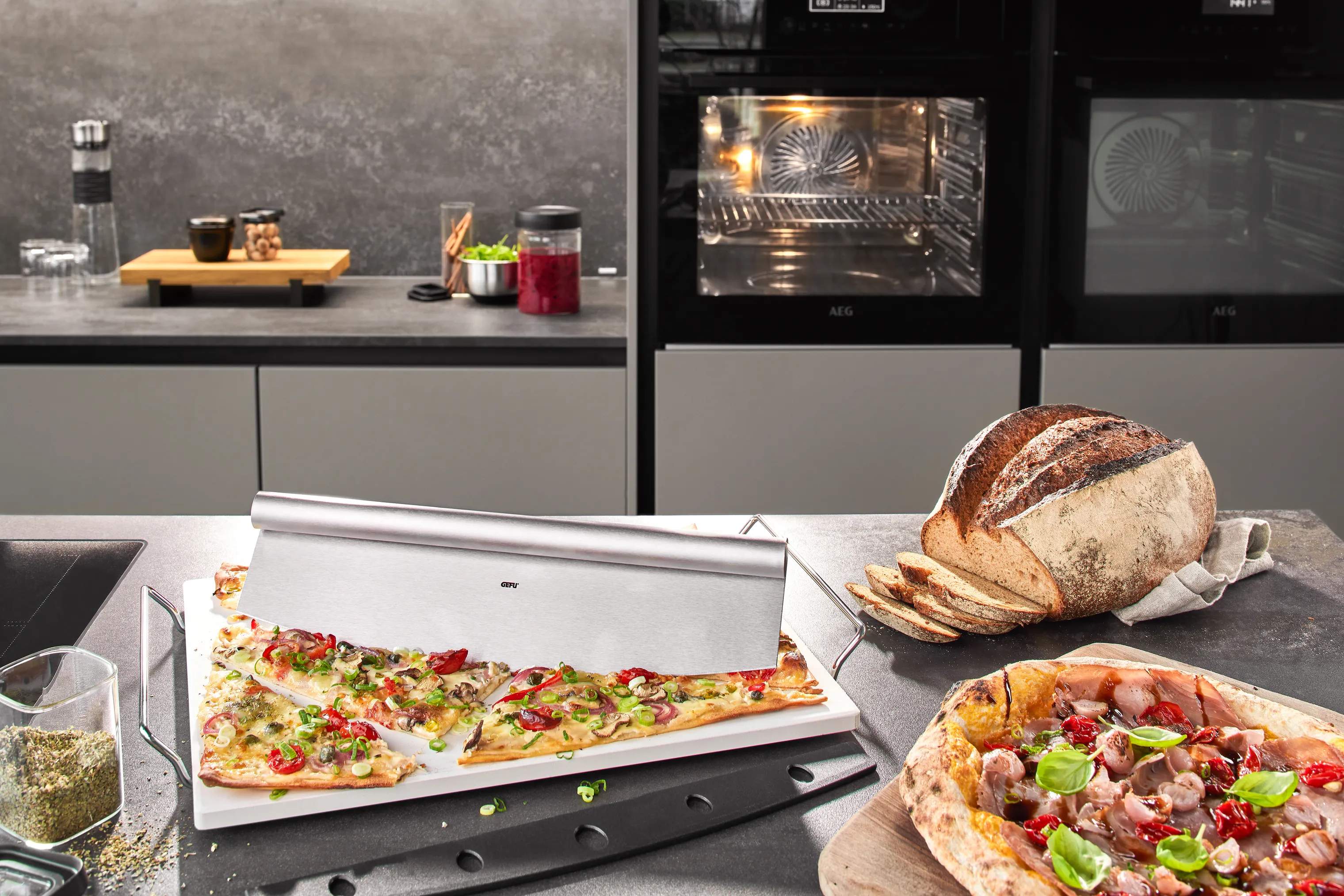 Gefu Pizzasten Pizzasten m. stand og Pizzahjul i Sølv, 2