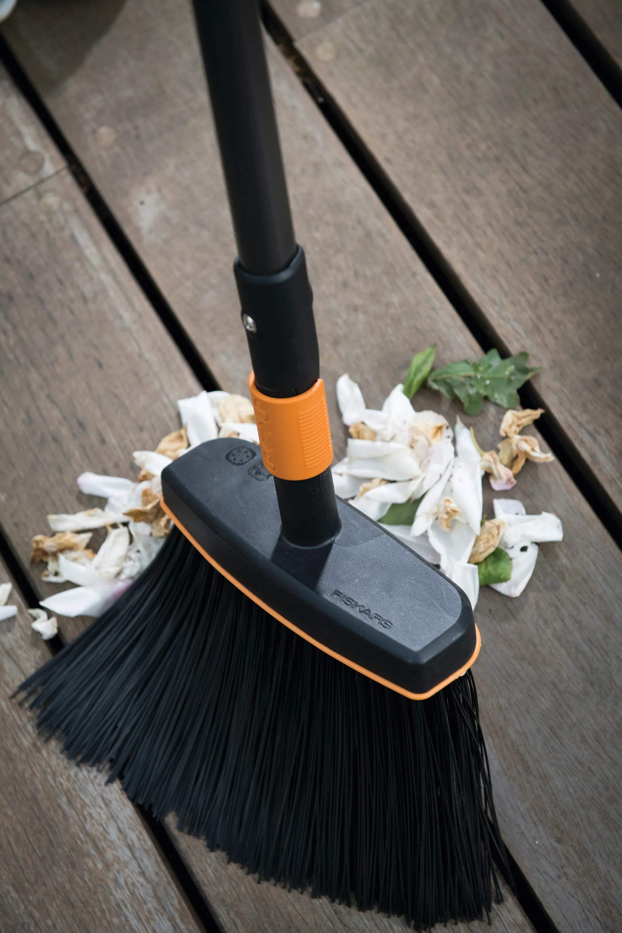 Fiskars Garden Haveredskaber QuikFit™ Terassekost i Sort/Orange, 2