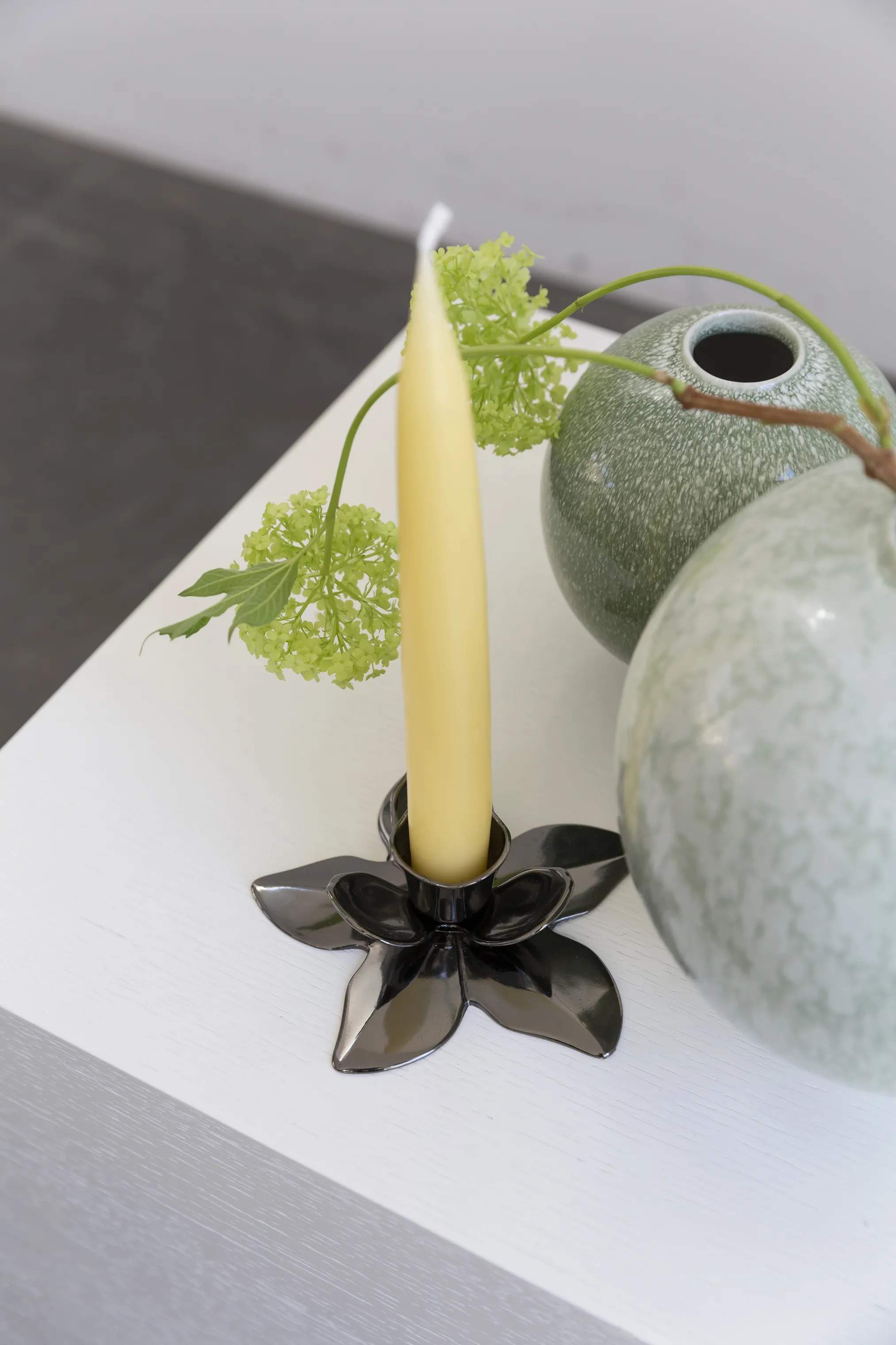 Candles with a twist Kronelysestage Flower Art Deco Lysestage i Sort, 4 cm, 2