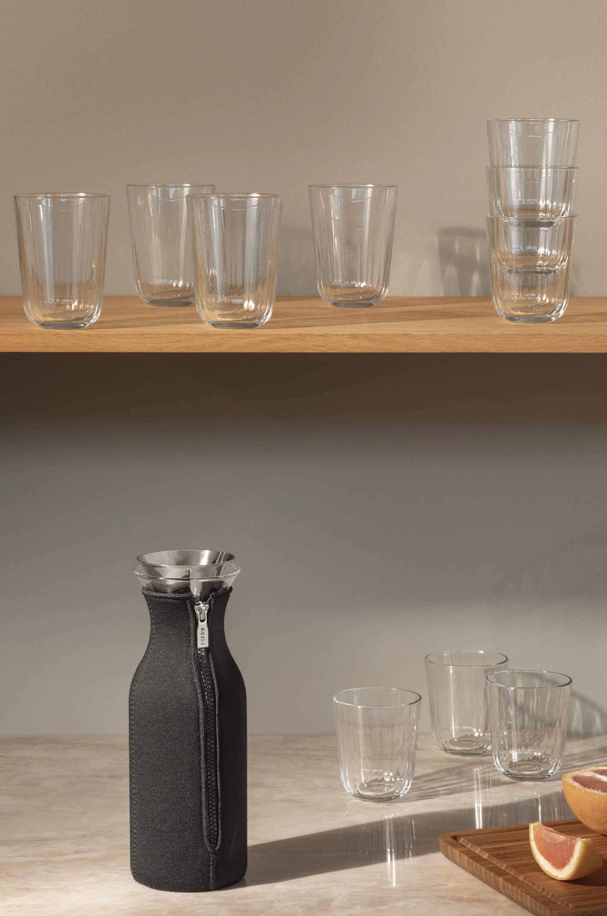 Eva Trio Vandkarafler Woven Køleskabskaraffel i Sort, 3