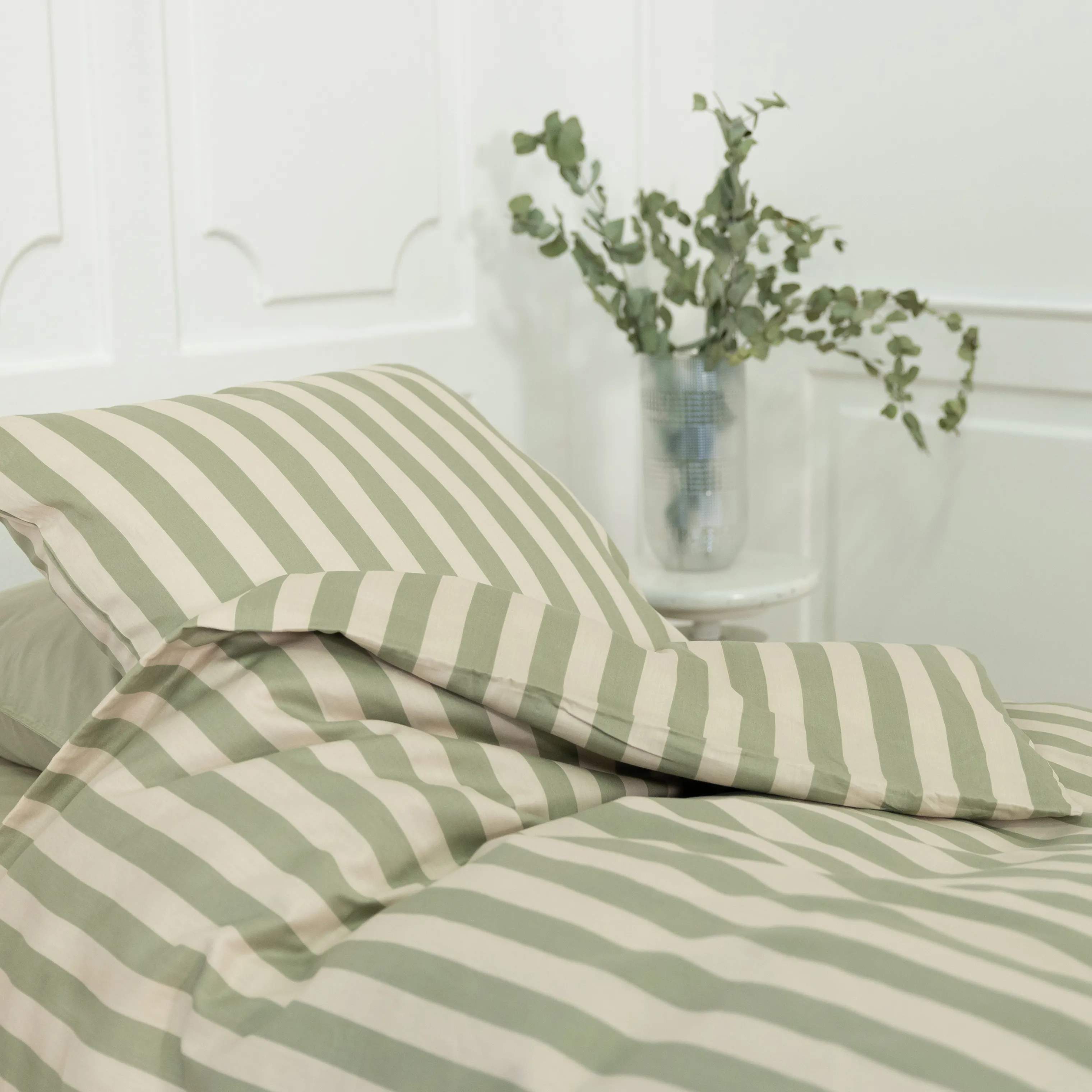 omhu Sengetøj Block strib Blok Strib Sengesæt i Dusty green, B140 x L220 cm, 8