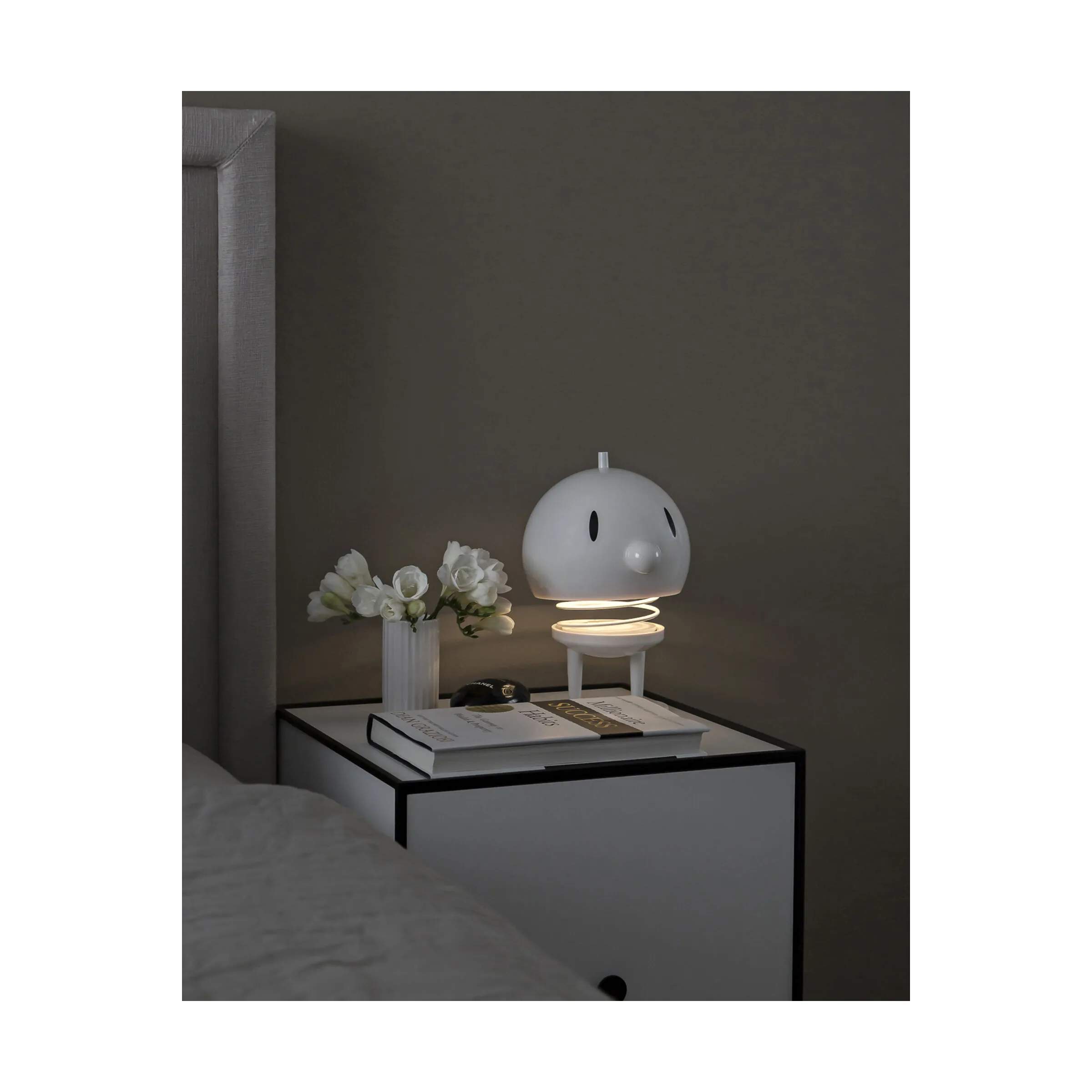 Hoptimist Bordlamper Bumble - LED Lampe i White, 23 cm, 2