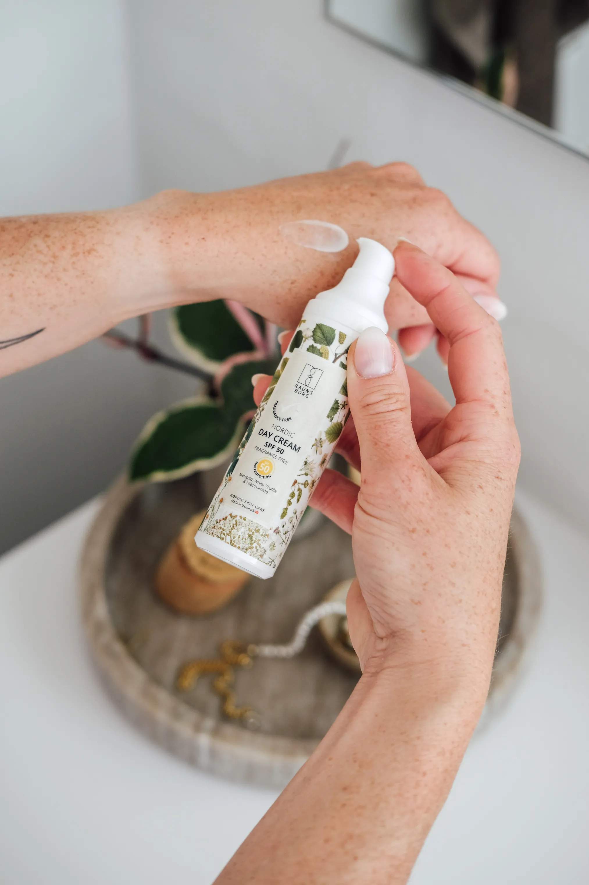 Raunsborg Ansigtspleje Day Cream SPF 50 i Grøn, 5