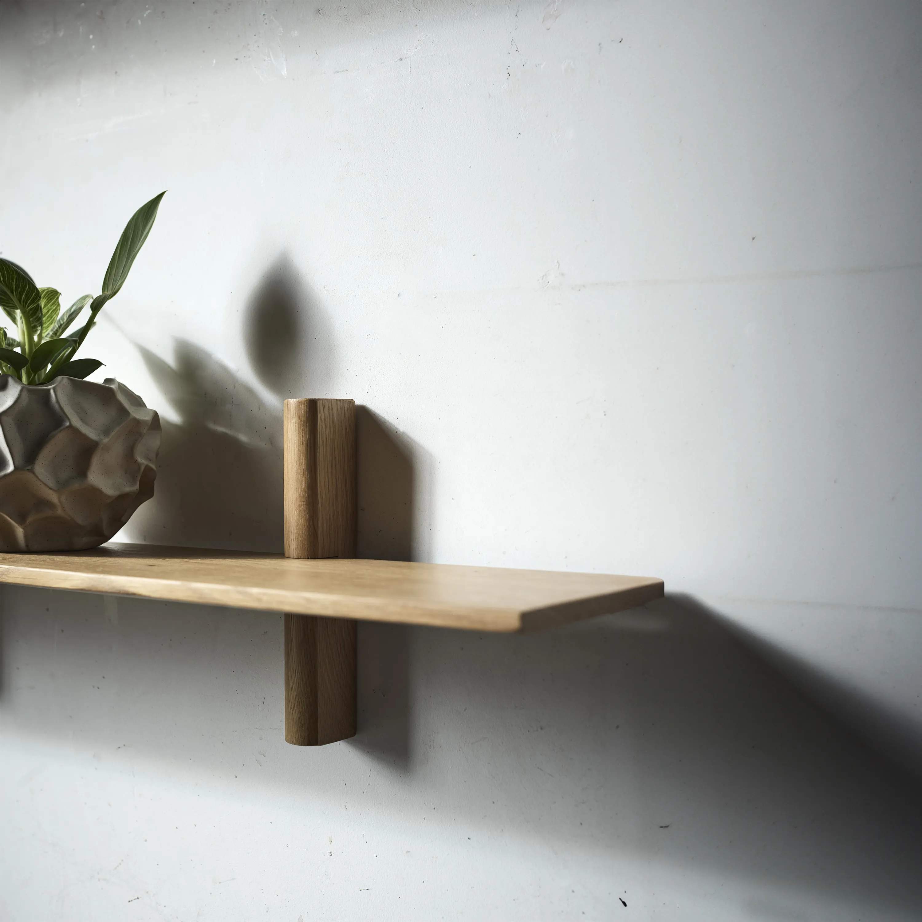 Muubs Hylder Noir Hylde i Natural, H22 x B90 cm, 2