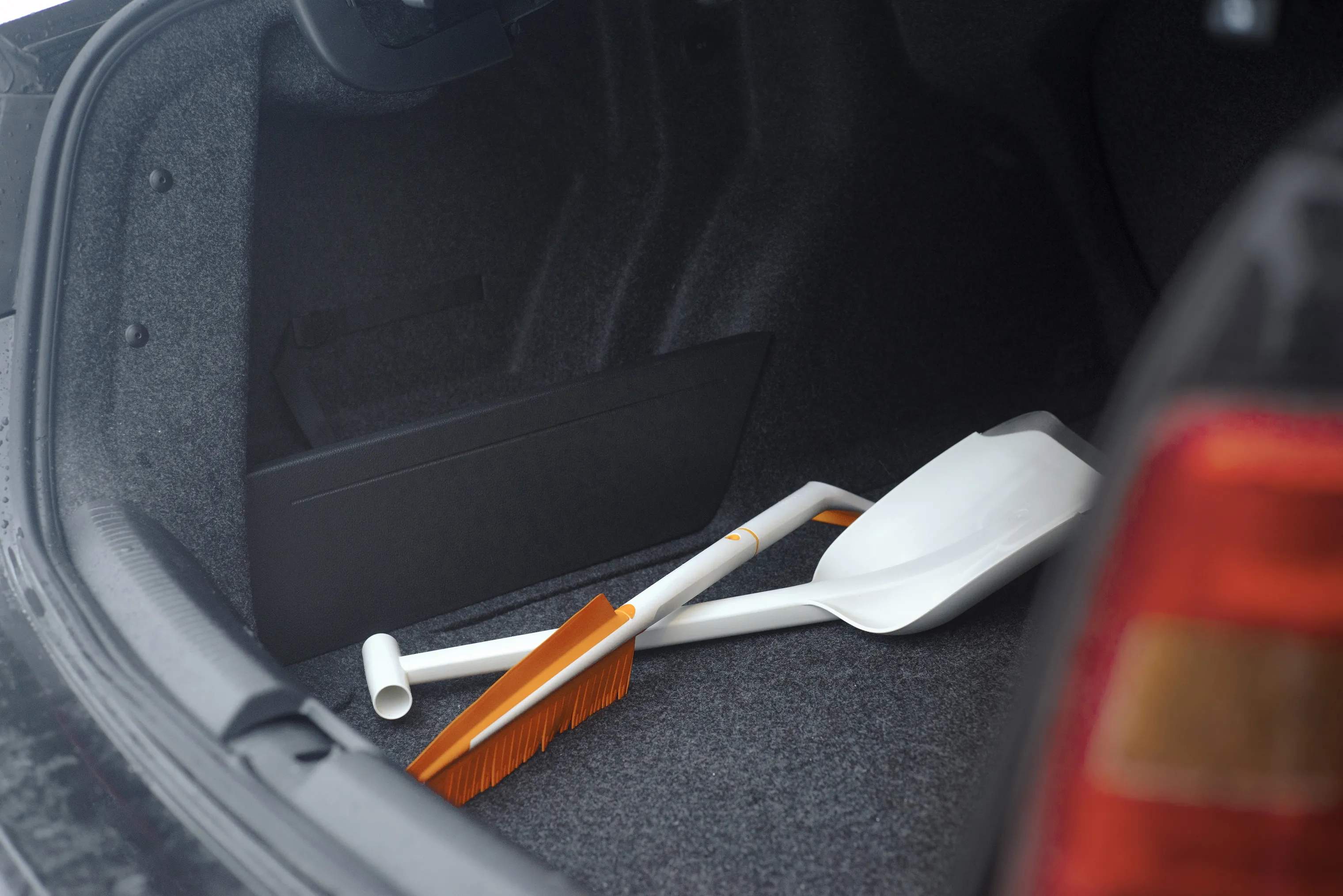Fiskars Garden Øvrigt biludstyr SnowXpert Børste og isskraber i Hvid/orange, 2