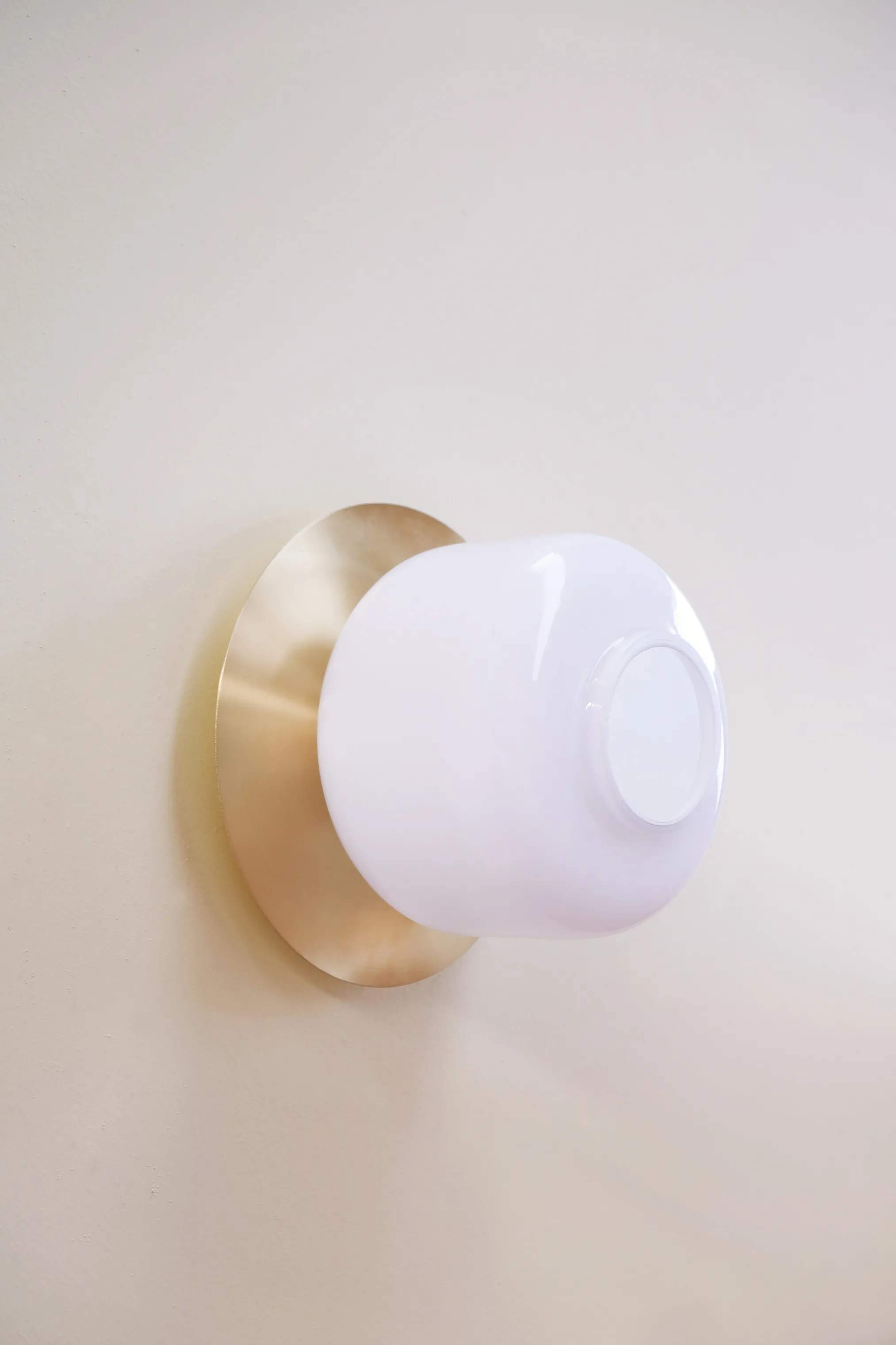 Dyberg Larsen Loftlamper Arp Loftlampe i Opal/Messing, 2