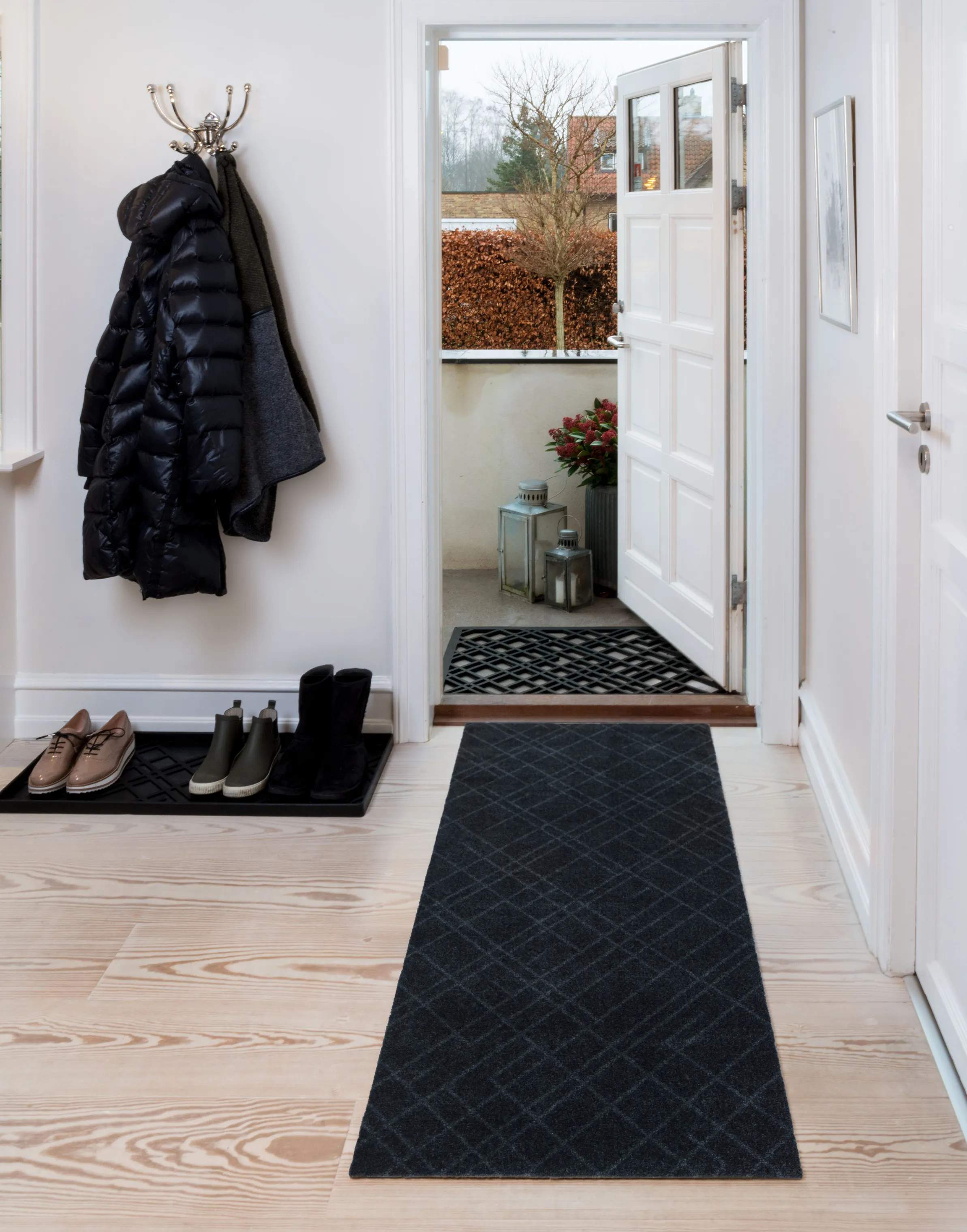 Tica Copenhagen Dørmåtter Lines Gulvmåtte i Mørkegrå, B67 x L150 cm, 2