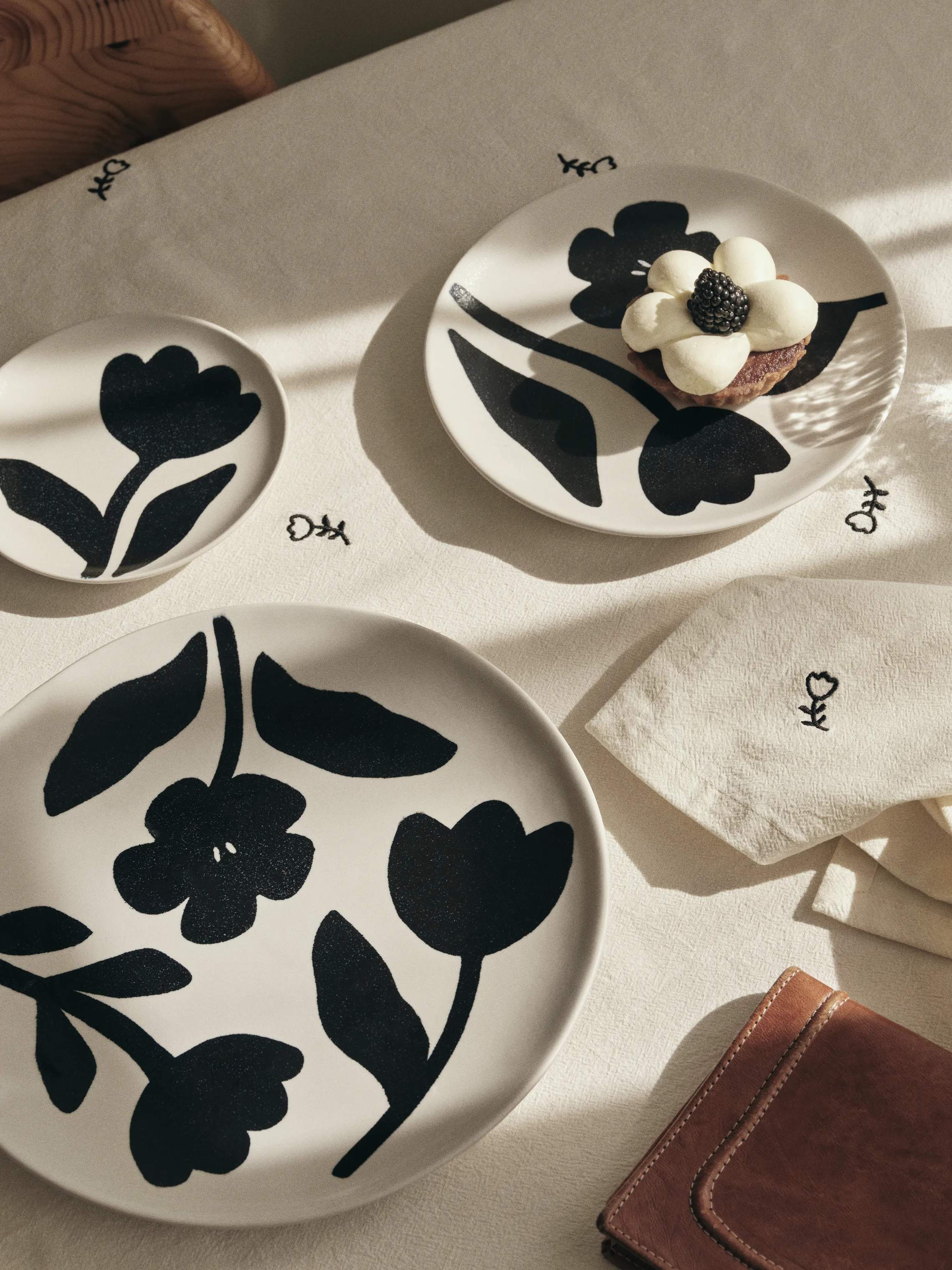 Broste Copenhagen Tallerkener Flora Tallerken i Black/Off White 3, 2