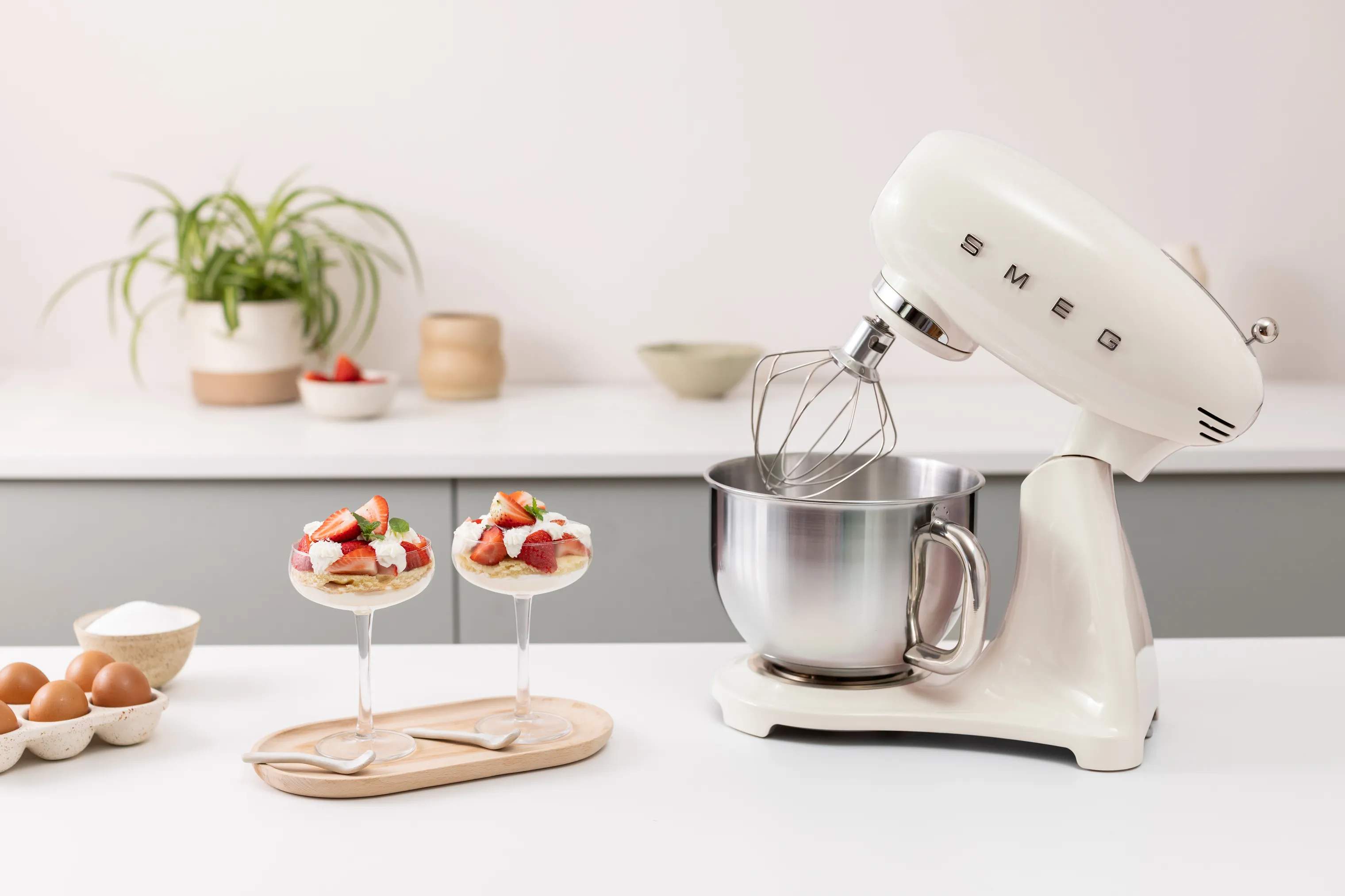 Smeg Røremaskiner 50's style Køkkenmaskine SMF05CREU i creme, 2