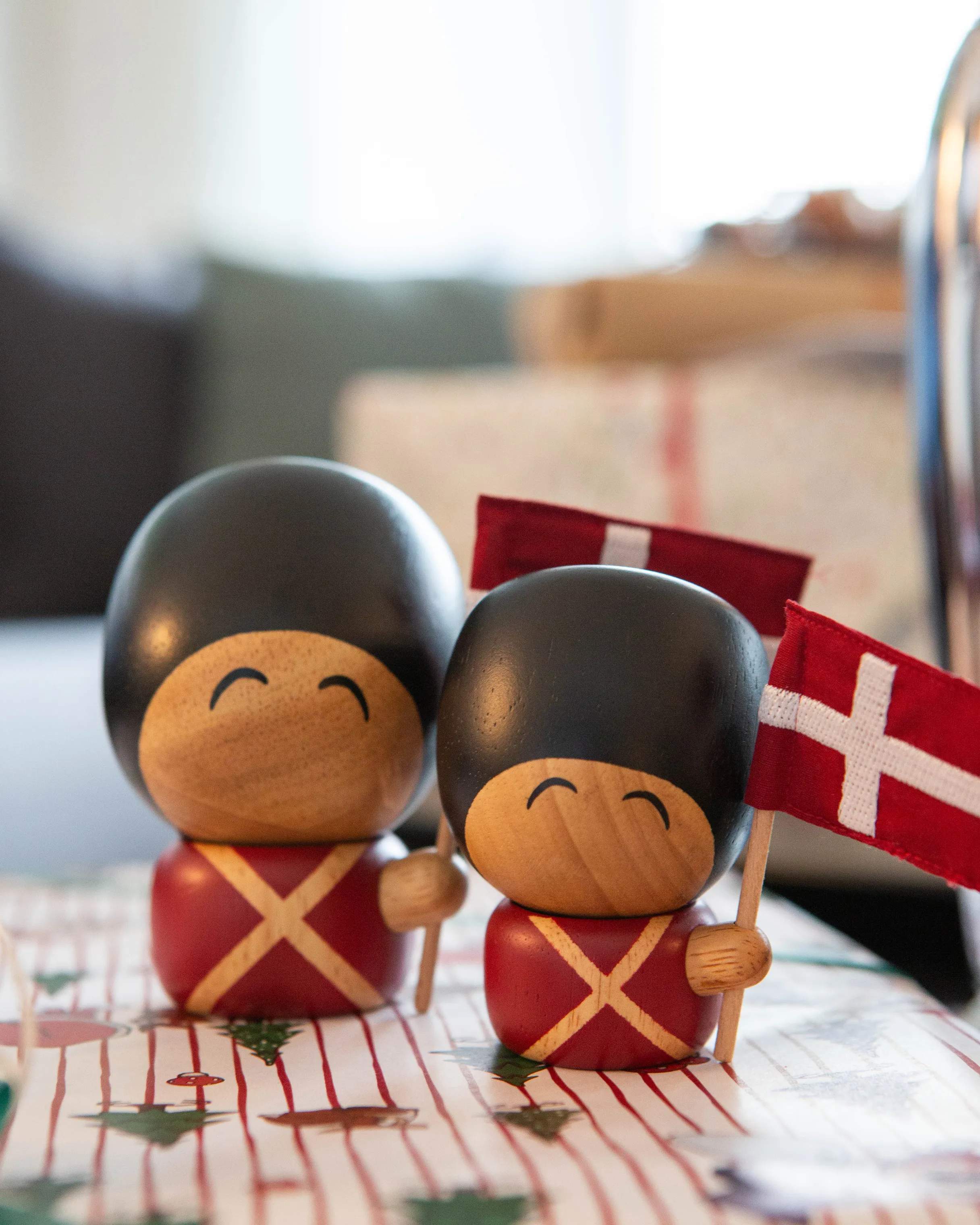 FableWood Øvrige figurer Garder med flag - Frederik i 8 cm, 3