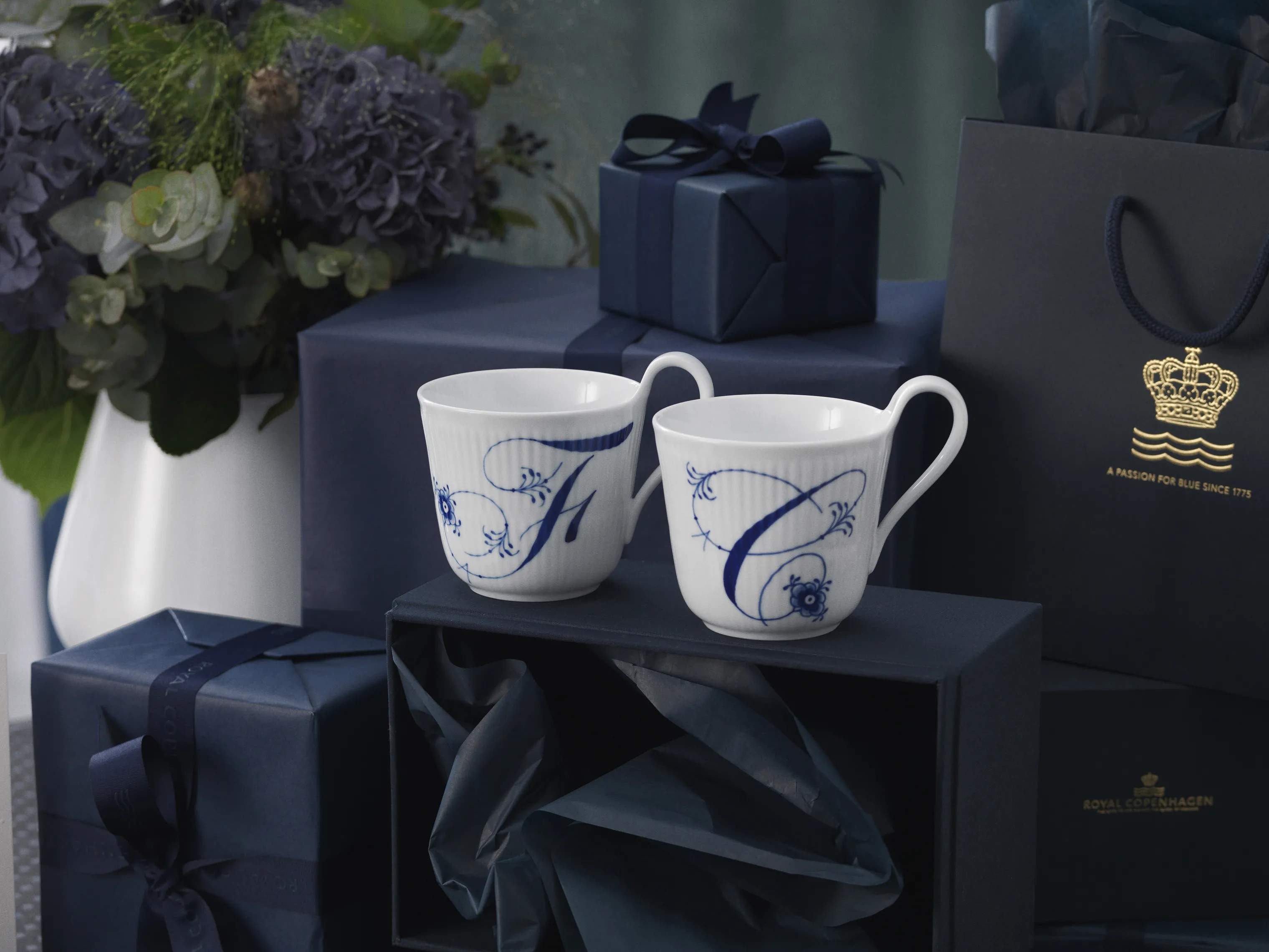 Royal Copenhagen Krus og kopper med hank Alfabet Kollektion Højhankskop - C i C krus, 3