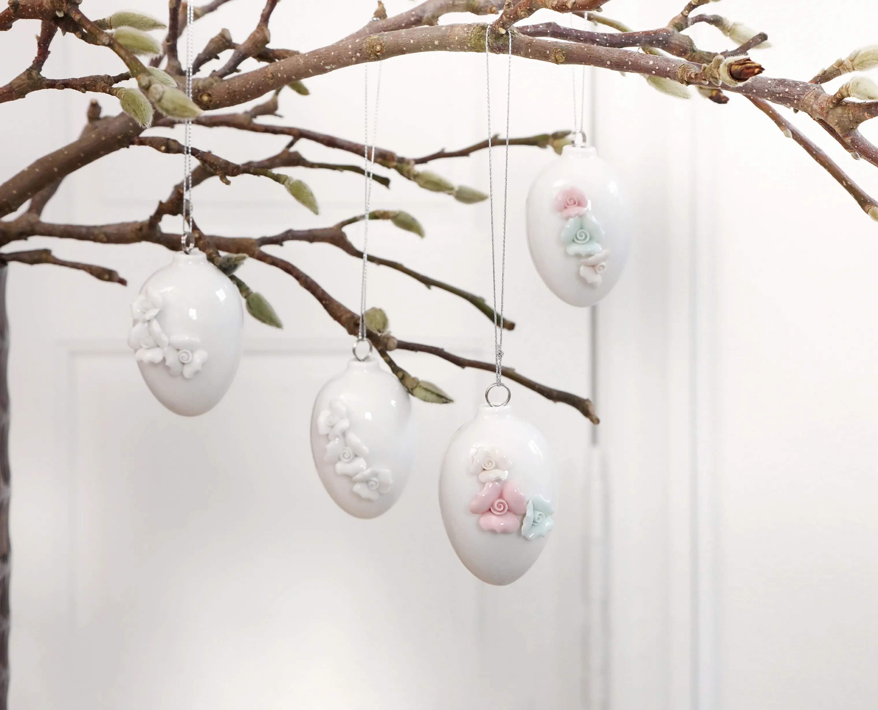 CASA Living Påskeæg og ophæng Påske 2020 Påskeæg i hvid med rosa og grøn, 6,5 cm, 2