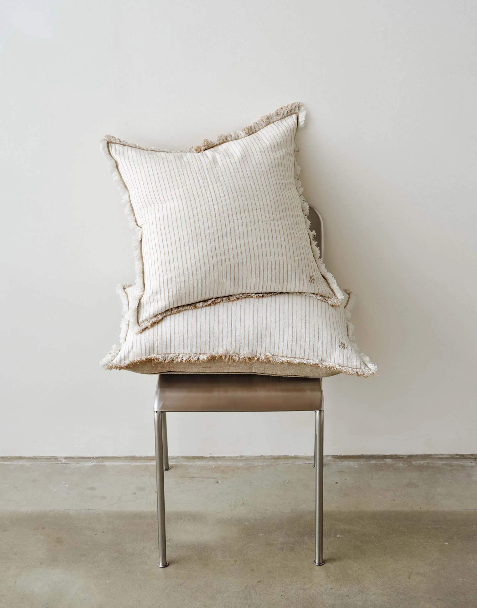Marc O'Polo Pyntepuder Fine Stripe Pyntepude i Dark sand, B50 x L50 cm, 2