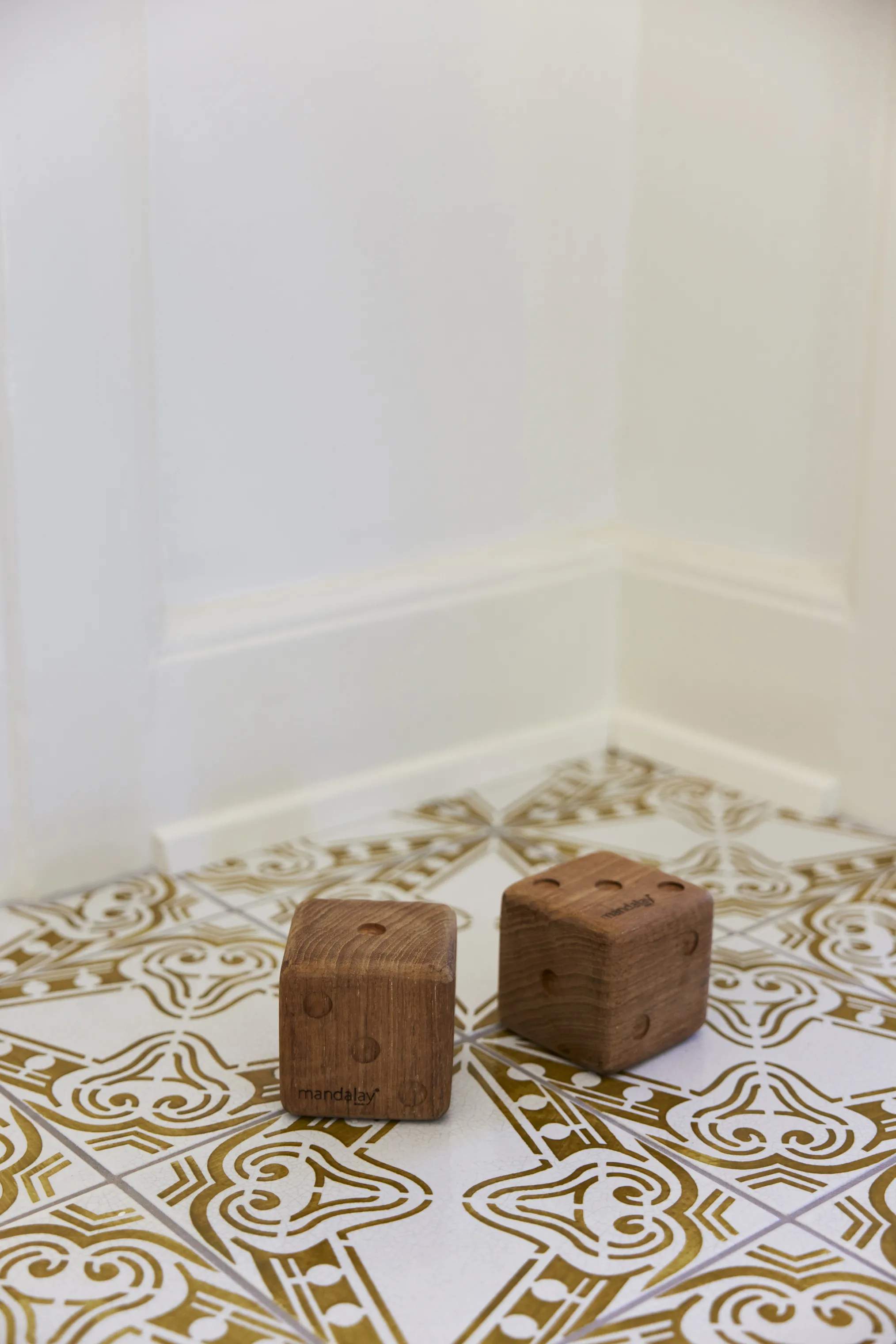 Mandalay Havespil Sussex Terninger - 2 stk. i Teak, 3