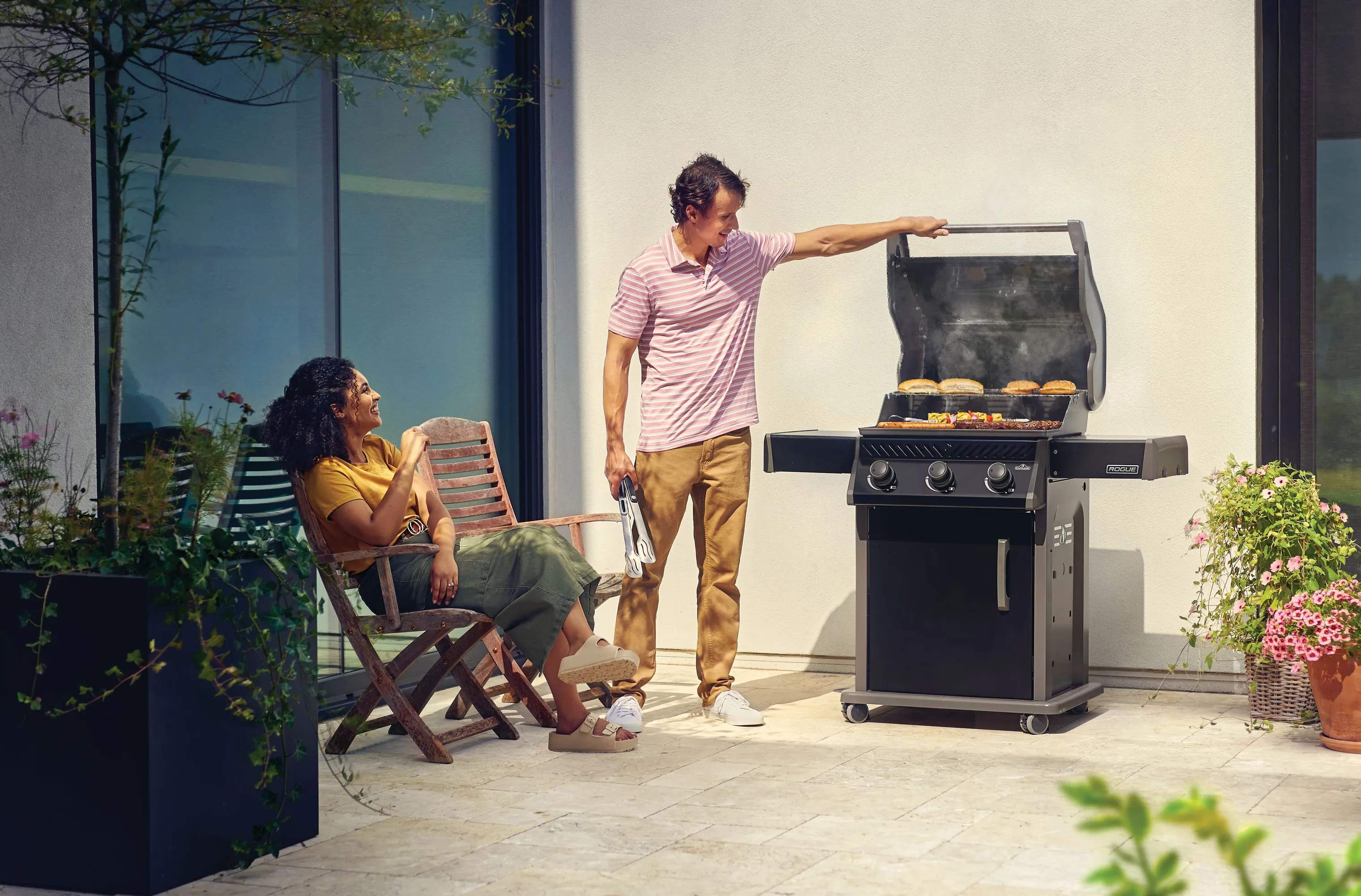 Napoleon Gasgrill Rogue® 425 Gasgrill i Sort, 2