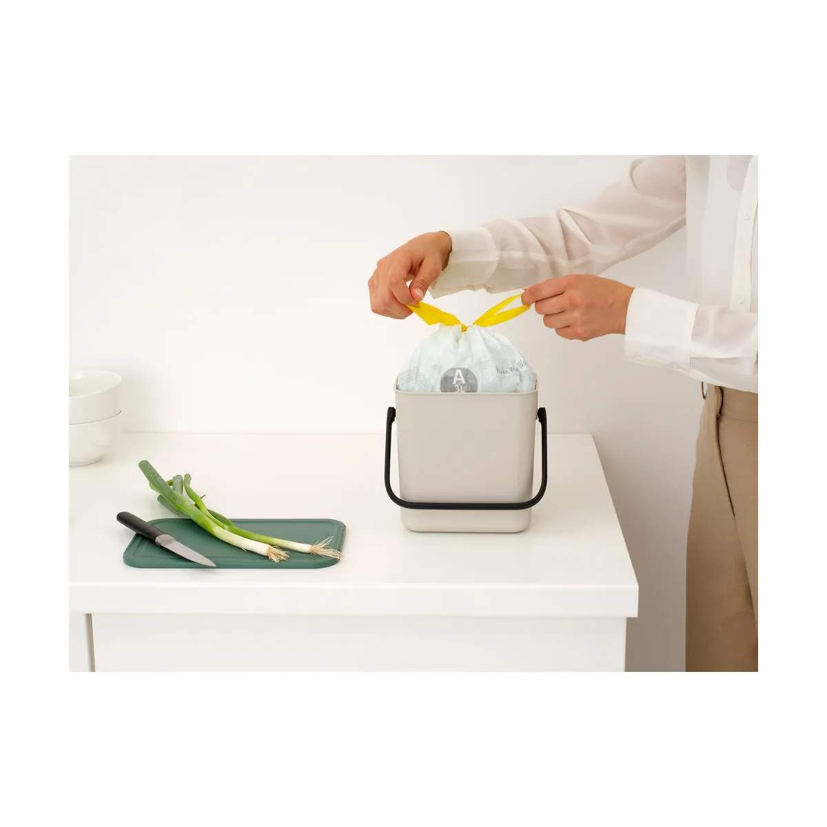 Brabantia Spande uden pedal Sort & Go Affaldsspand i Soft Beige, 3 L, 3