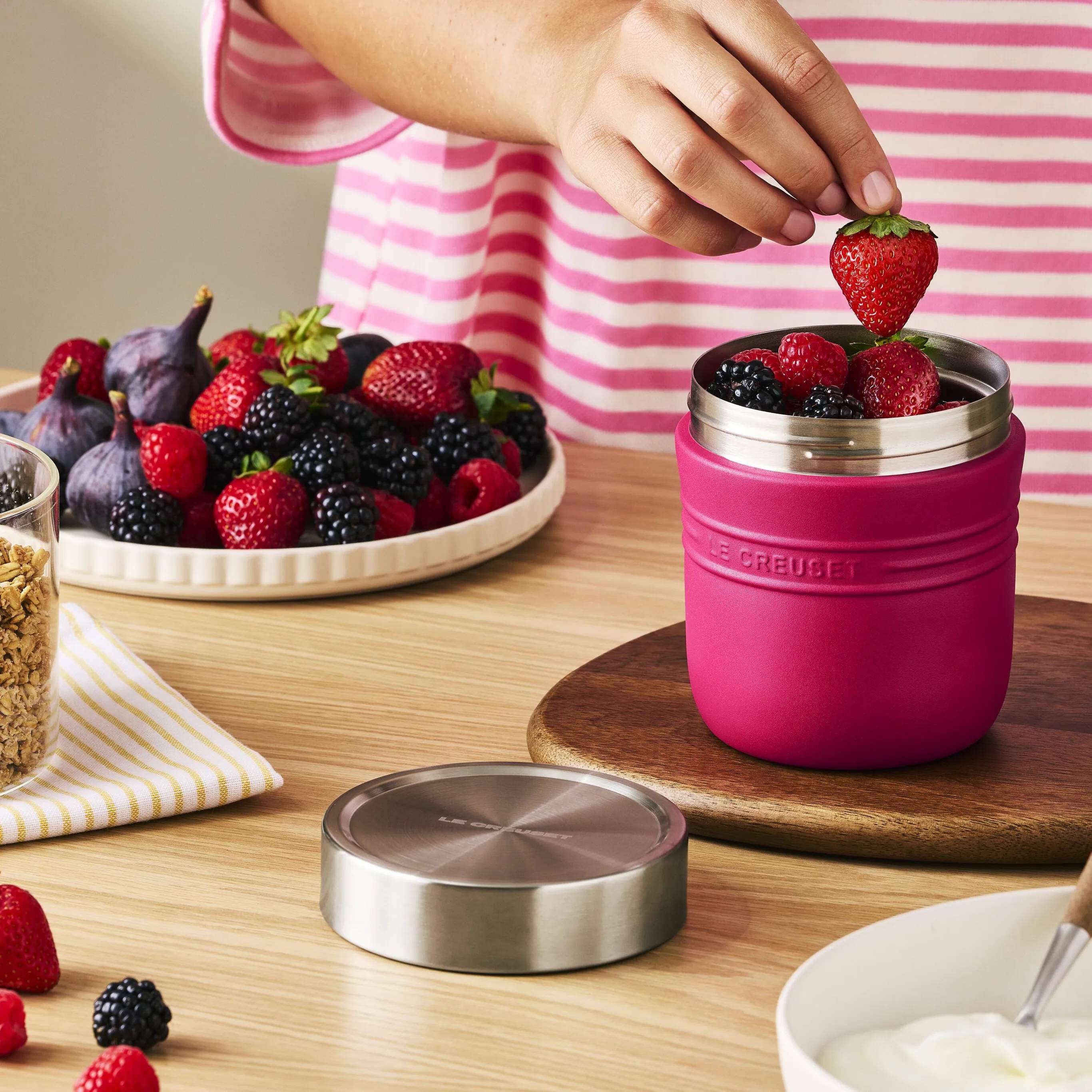 Le Creuset Madkasser On the Go Madflaske i Berry, 2