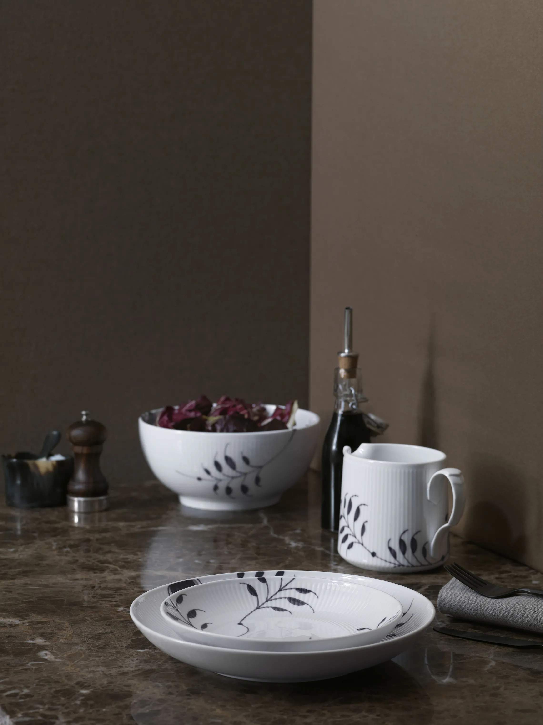 Royal Copenhagen Serveringsskåle Sort Mega Riflet Skål i Sort/hvid, 24 cm, 2