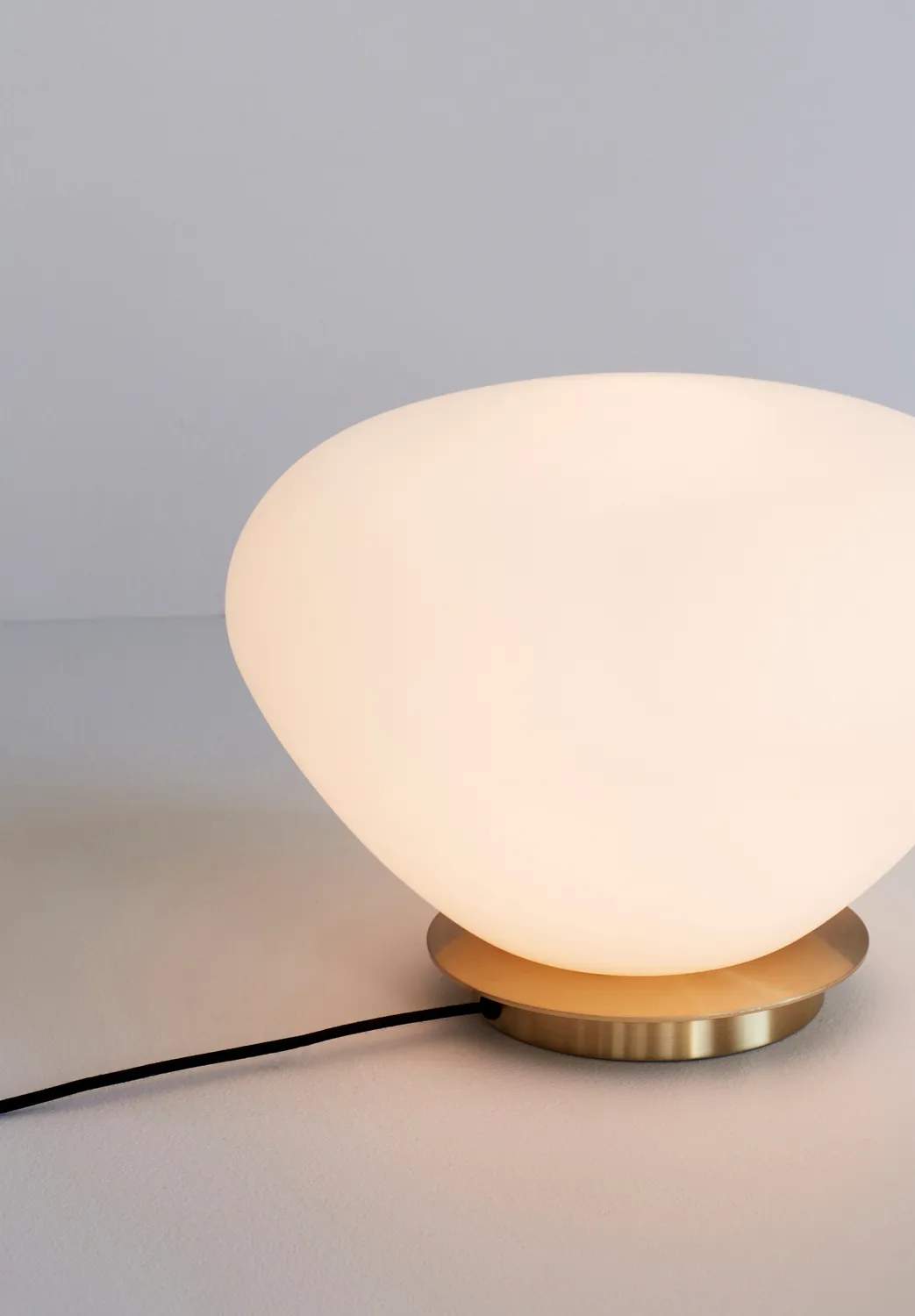 Hübsch Bordlamper Bean Bordlampe i Hvid/Messingfarve, 2