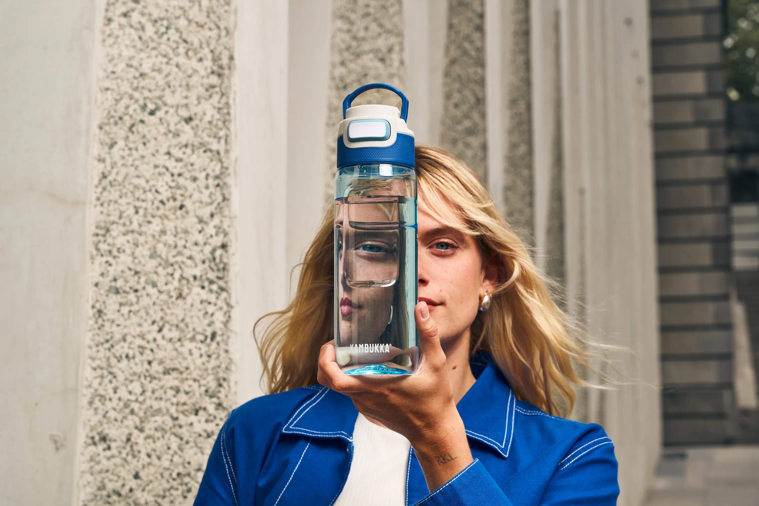 Kambukka Drikkedunke Elton Vandflaske i Crystal Blue, 2