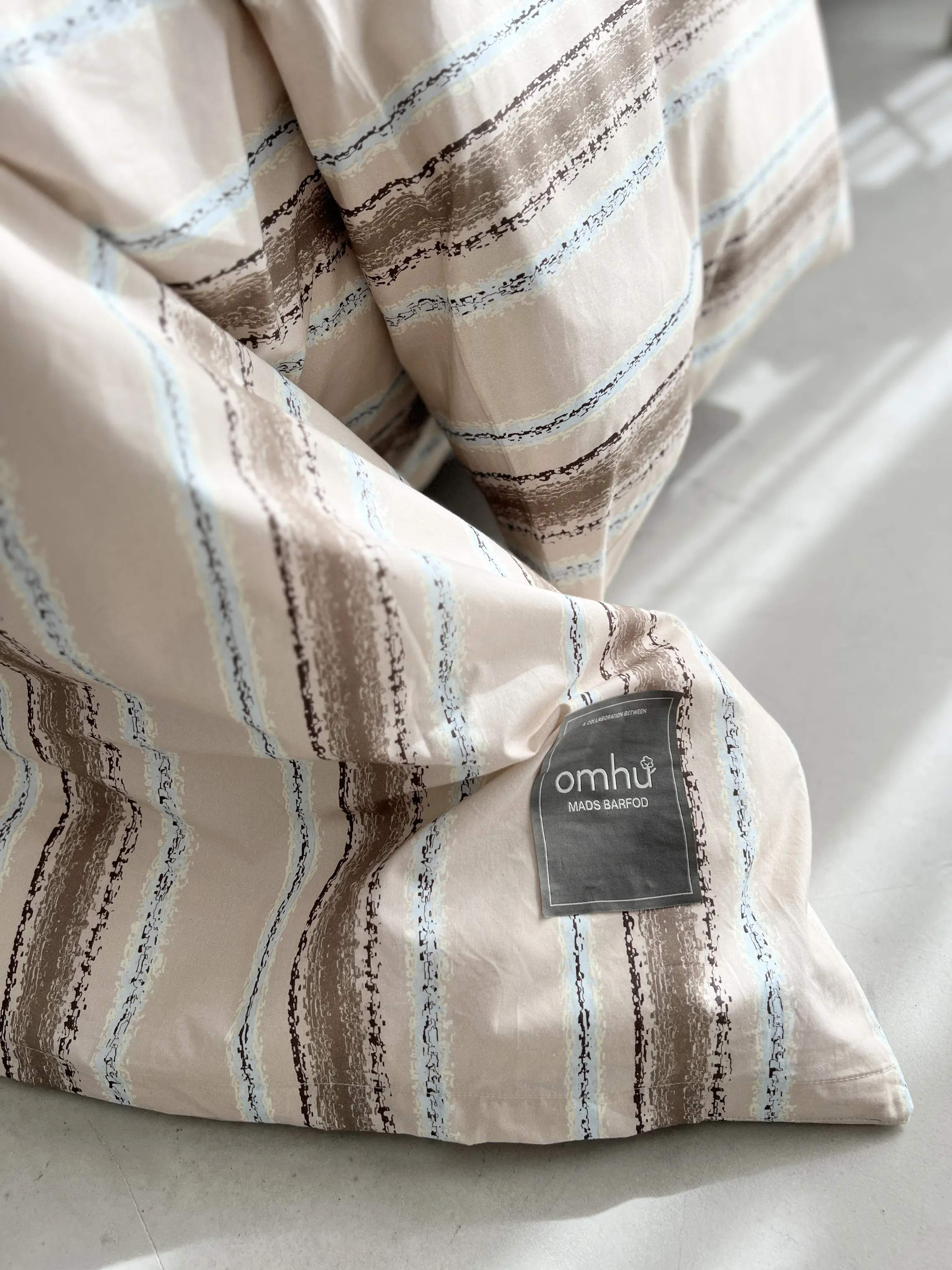 omhu x Mads Barfod Sengetøj Steamline Streamline Sengetøj i Latte, B140 x L200 cm, 1