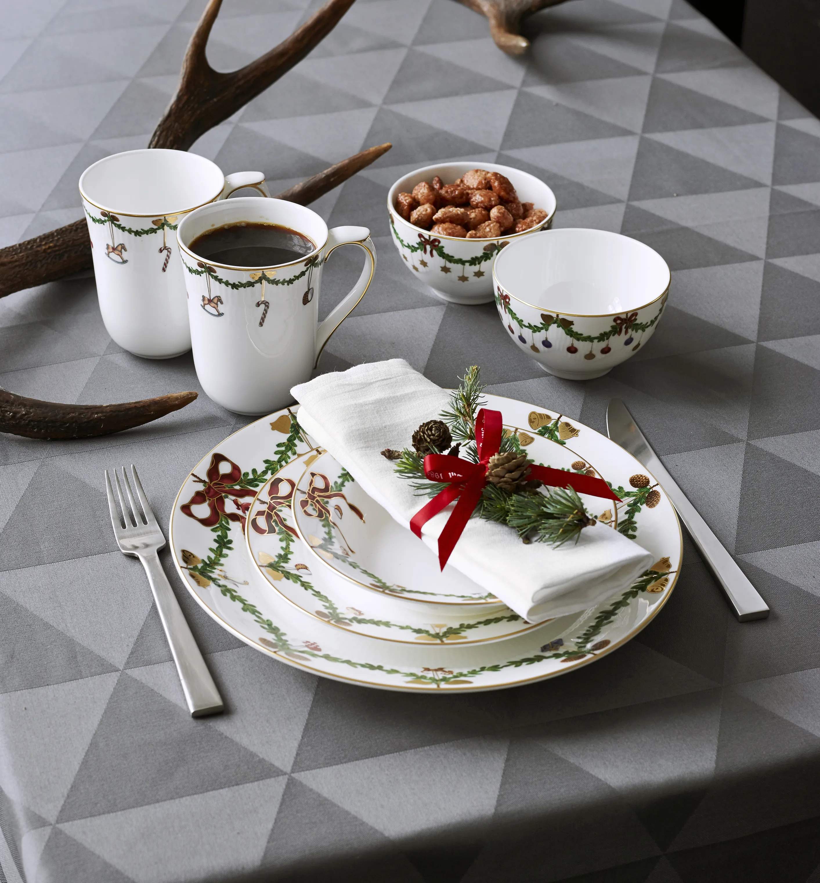 Royal Copenhagen Dybe tallerkener Stjerne Riflet Jul Dyb tallerken i Grøn/hvid/rød, 17 cm, 2