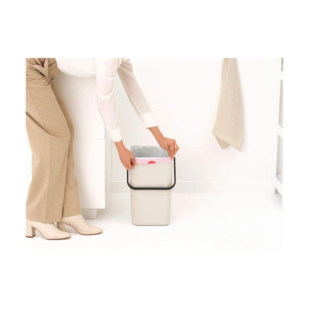 Brabantia Spande uden pedal Sort & Go Affaldsspand i Soft Beige, 25 L, 3
