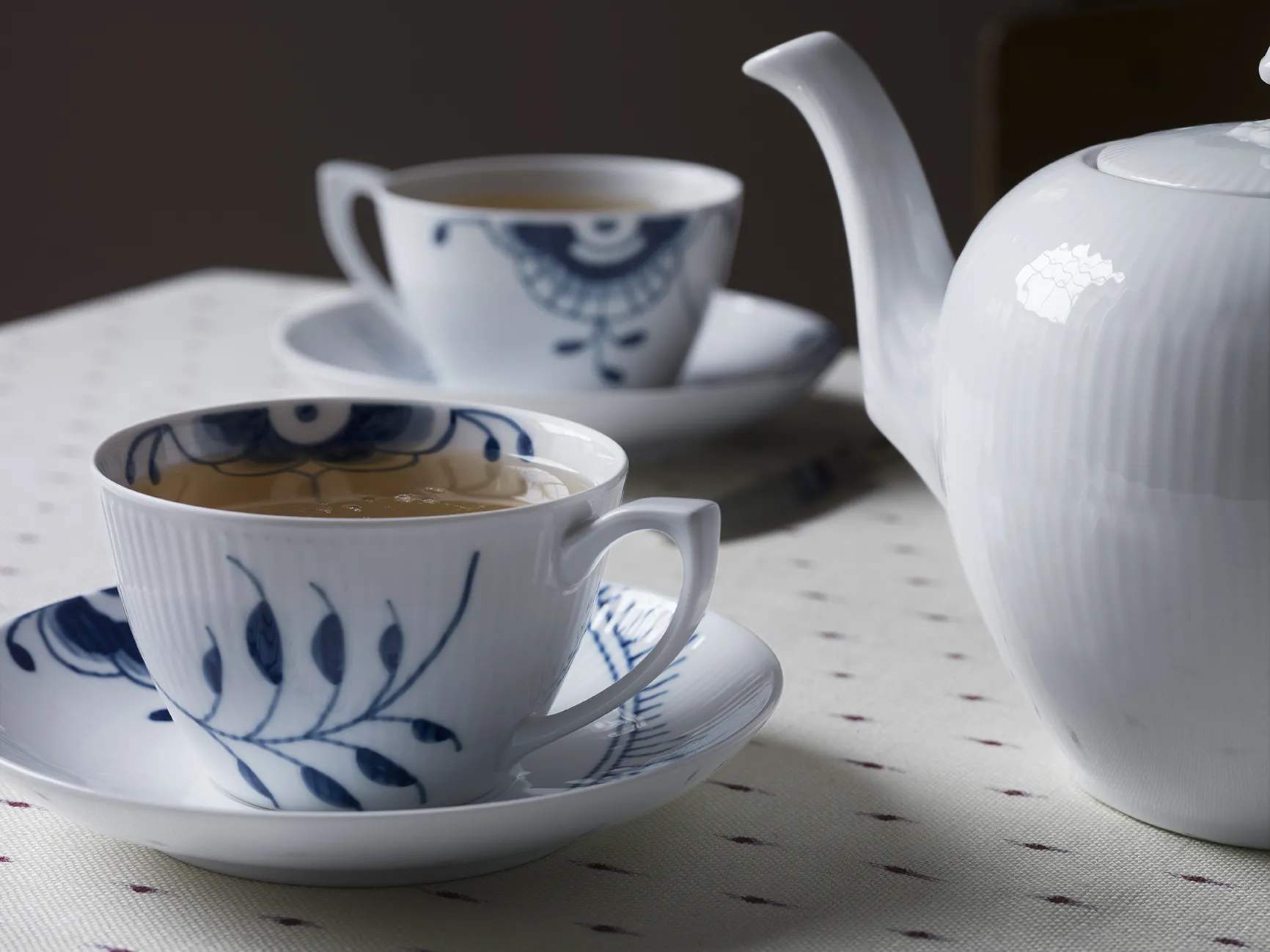 Royal Copenhagen Krus og kopper med hank Blå Mega Riflet Tekop m. underkop i Koboltblå/hvid, 4
