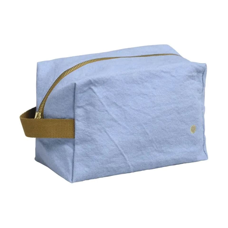 La Cerise sur le gâteau
 Toilettasker Iona Toilettaske i BLUETIFUL, 1