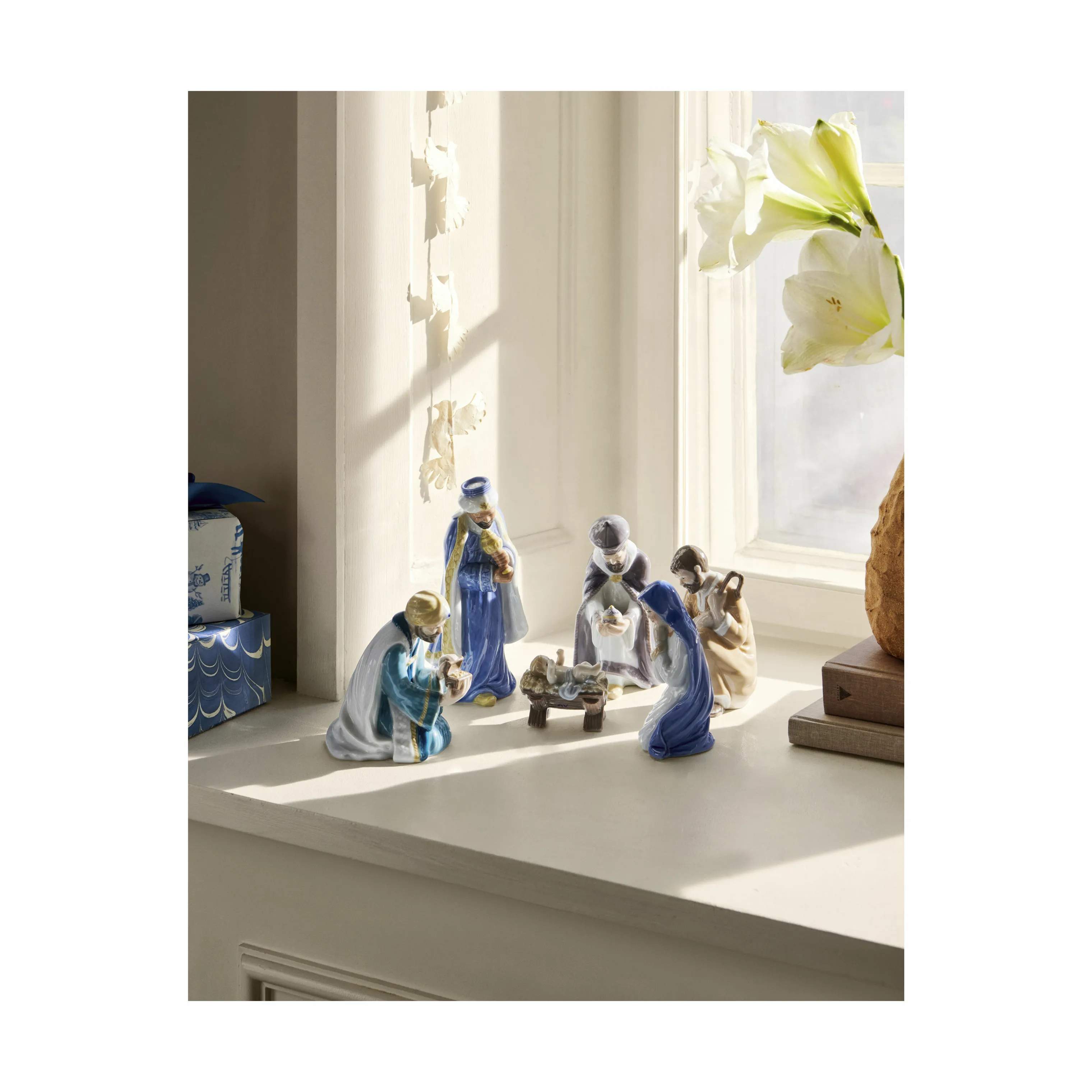 Royal Copenhagen Julefigurer Figurine Krybbespil - 3 dele i Hvid/blå/brun, 2