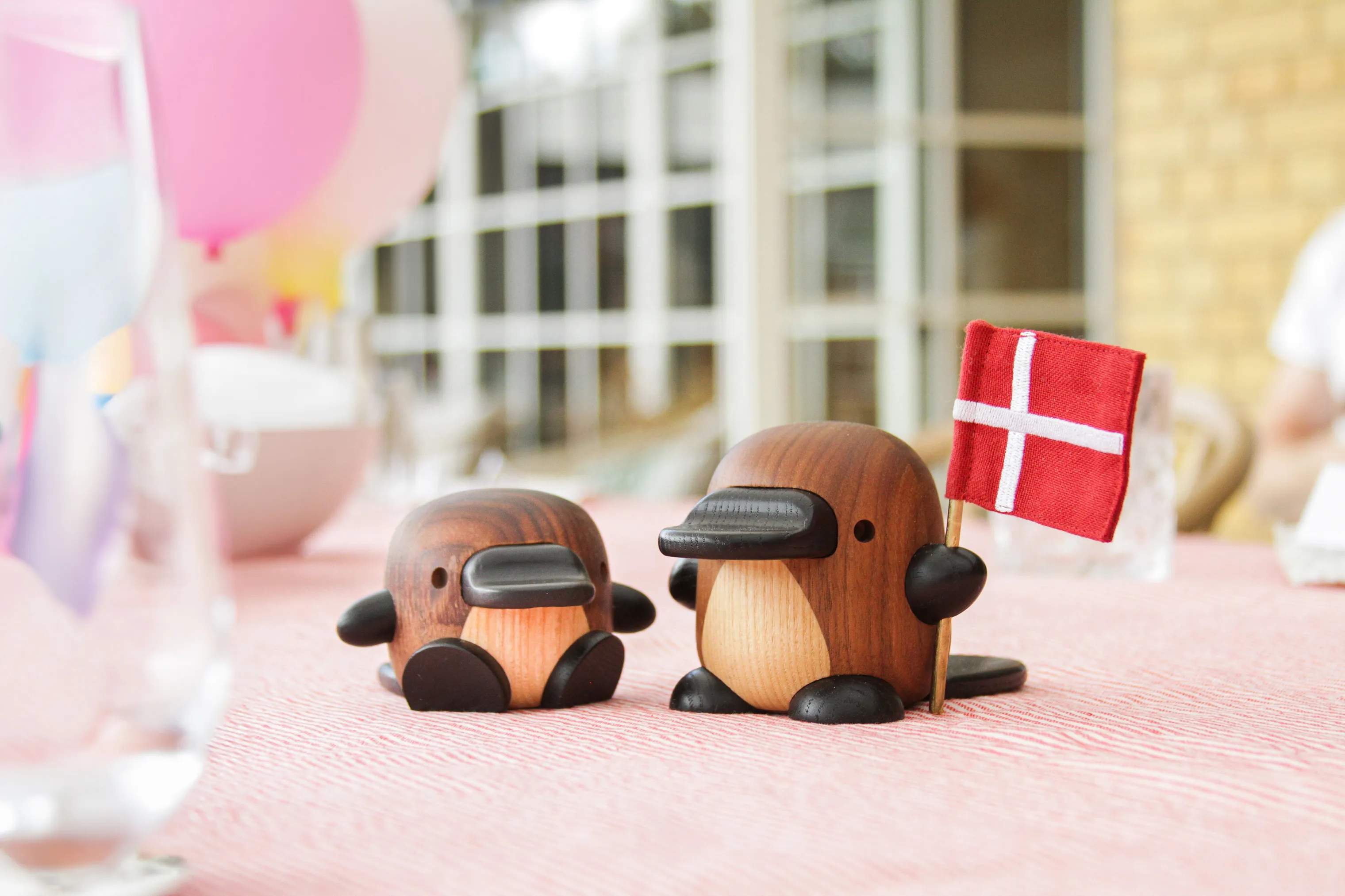 FableWood Dyrefigurer Næbdyr m. flag - Perry i Valnød/Ask, 3
